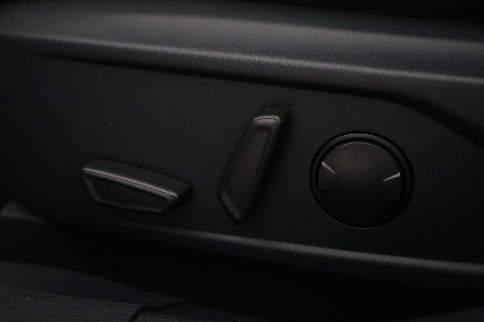 Ford Mustang Mach-E 2021 98kWh 285hv A1 RWD 5-ovinen * B&O / 360-kamera / Panorama / ACC / Keyless / Muistipenkki / Sähköluukku * - 2x Vanteet & Renkaat / Merkkihuollettu / SoH 93,6%