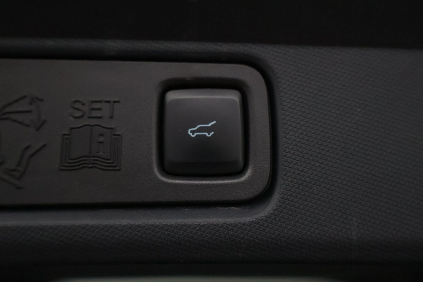 Ford Mustang Mach-E 2021 98kWh 285hv A1 RWD 5-ovinen * B&O / 360-kamera / Panorama / ACC / Keyless / Muistipenkki / Sähköluukku * - 2x Vanteet & Renkaat / Merkkihuollettu / SoH 93,6%