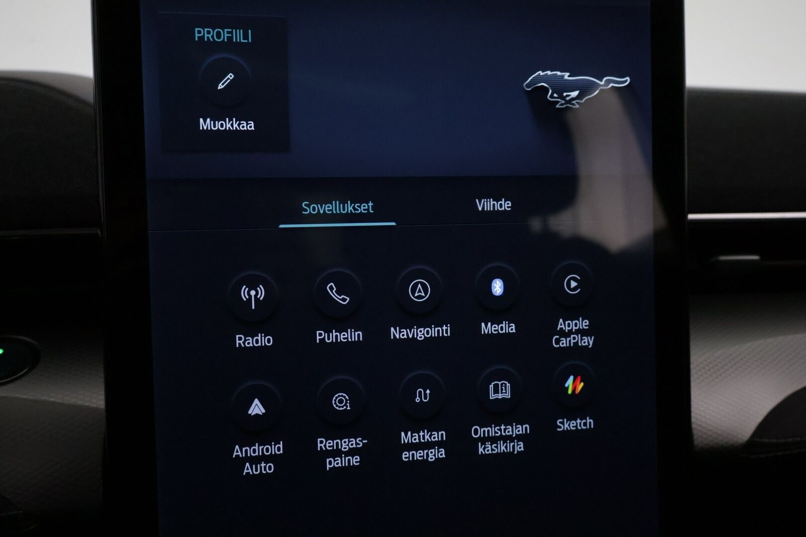 Ford Mustang Mach-E 2021 98kWh 285hv A1 RWD 5-ovinen * B&O / 360-kamera / Panorama / ACC / Keyless / Muistipenkki / Sähköluukku * - 2x Vanteet & Renkaat / Merkkihuollettu / SoH 93,6%