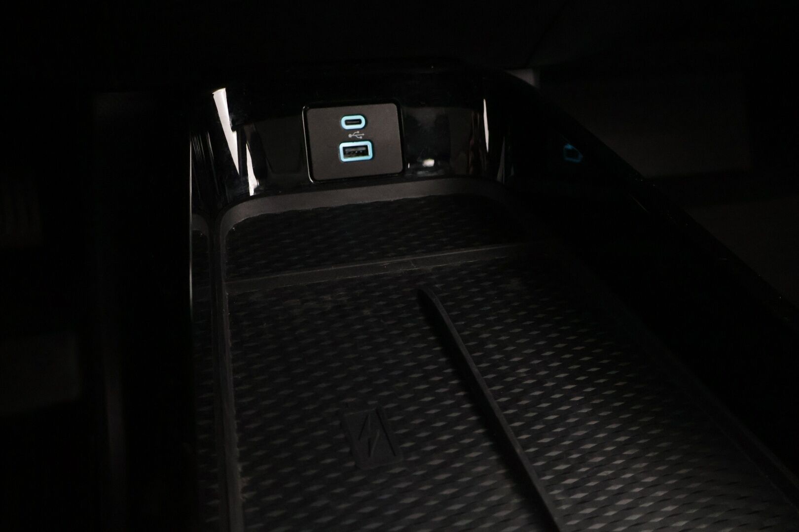 Ford Mustang Mach-E 2021 98kWh 285hv A1 RWD 5-ovinen * B&O / 360-kamera / Panorama / ACC / Keyless / Muistipenkki / Sähköluukku * - 2x Vanteet & Renkaat / Merkkihuollettu / SoH 93,6%