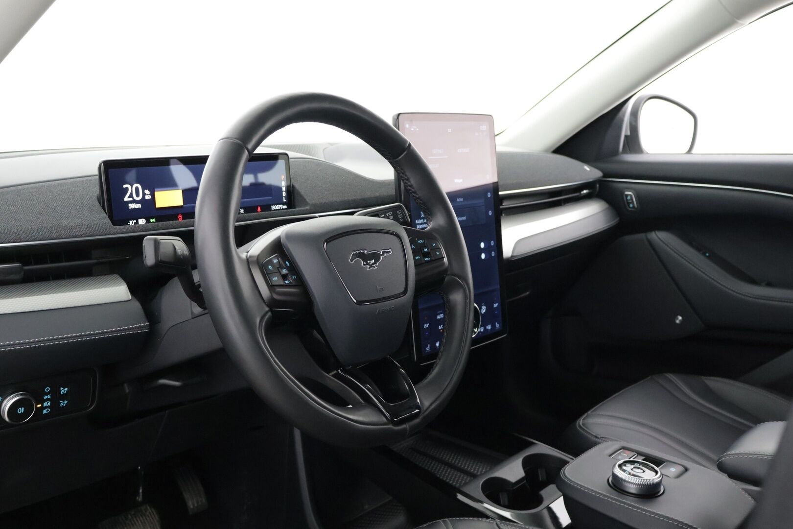 Ford Mustang Mach-E 2021 98kWh 285hv A1 RWD 5-ovinen * B&O / 360-kamera / Panorama / ACC / Keyless / Muistipenkki / Sähköluukku * - 2x Vanteet & Renkaat / Merkkihuollettu / SoH 93,6%