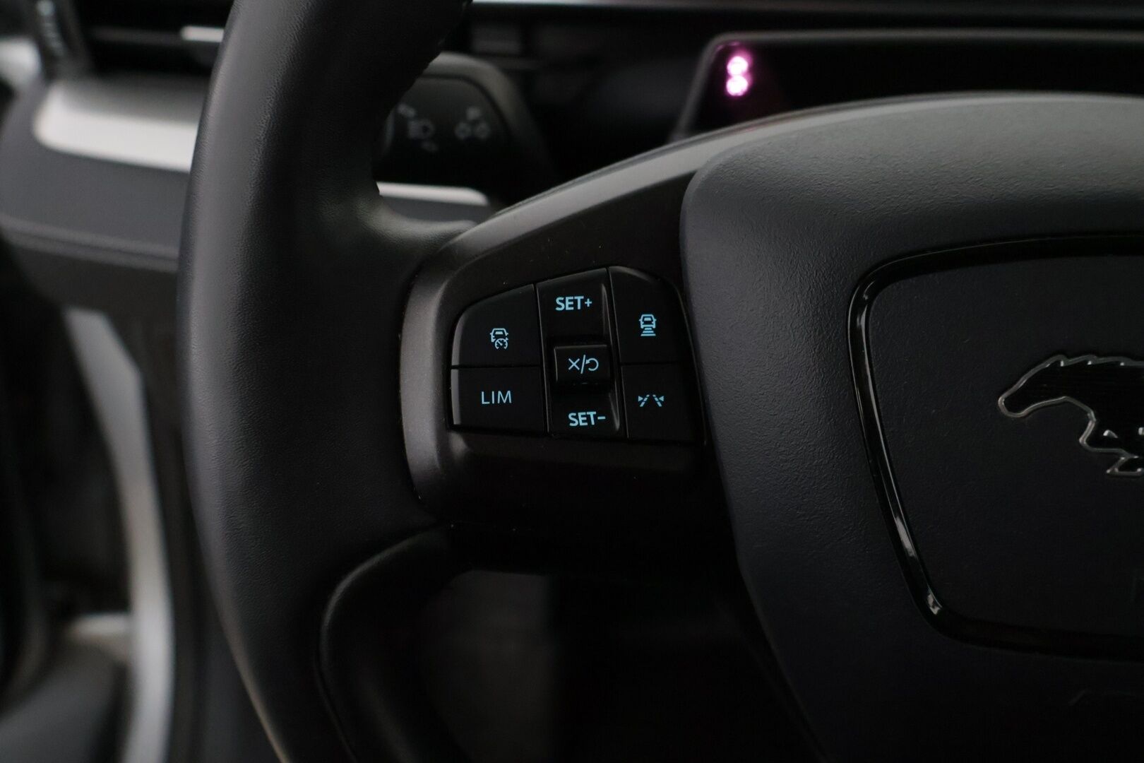 Ford Mustang Mach-E 2021 98kWh 285hv A1 RWD 5-ovinen * B&O / 360-kamera / Panorama / ACC / Keyless / Muistipenkki / Sähköluukku * - 2x Vanteet & Renkaat / Merkkihuollettu / SoH 93,6%