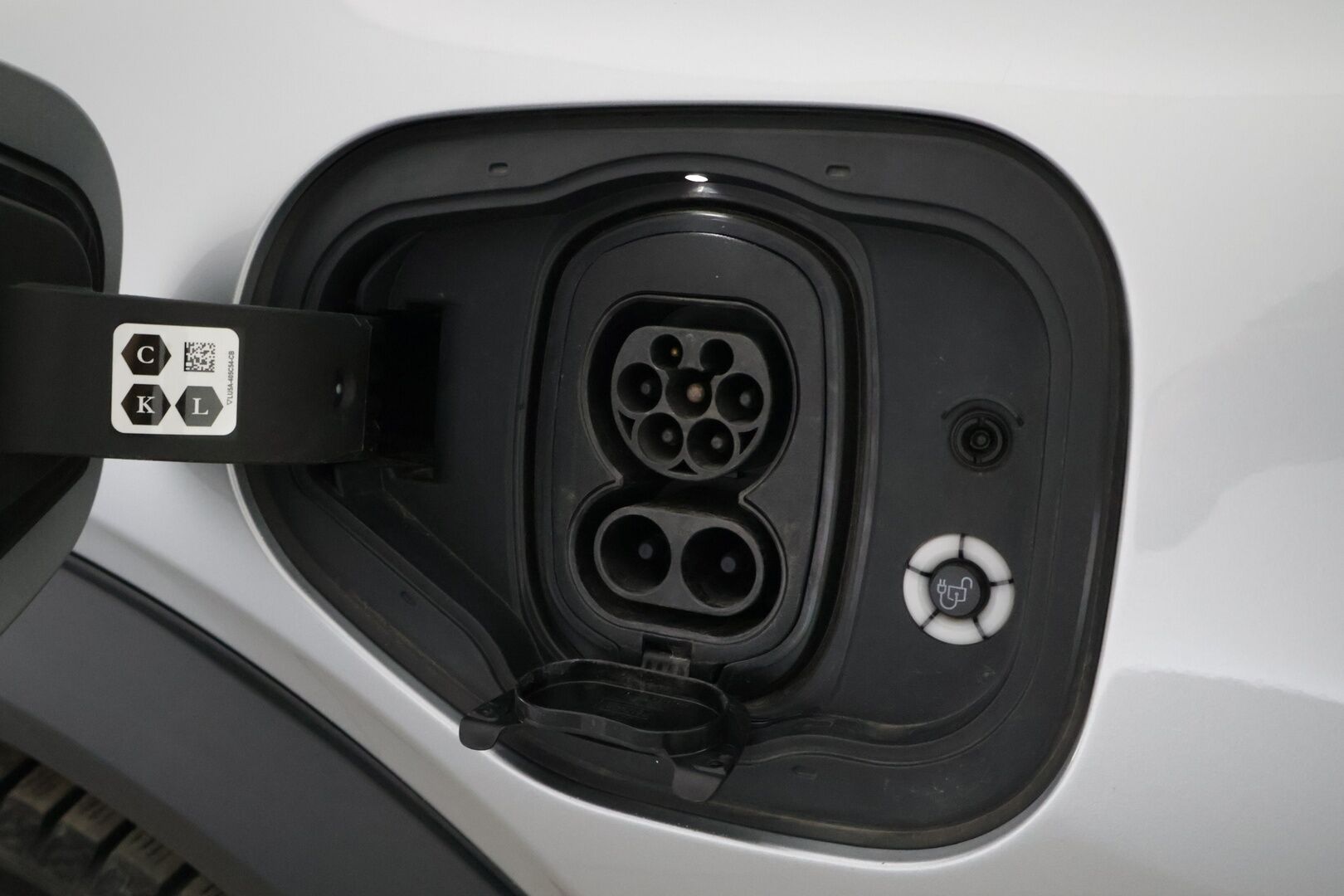 Ford Mustang Mach-E 2021 98kWh 285hv A1 RWD 5-ovinen * B&O / 360-kamera / Panorama / ACC / Keyless / Muistipenkki / Sähköluukku * - 2x Vanteet & Renkaat / Merkkihuollettu / SoH 93,6%