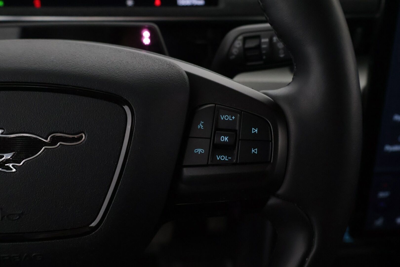 Ford Mustang Mach-E 2021 98kWh 285hv A1 RWD 5-ovinen * B&O / 360-kamera / Panorama / ACC / Keyless / Muistipenkki / Sähköluukku * - 2x Vanteet & Renkaat / Merkkihuollettu / SoH 93,6%