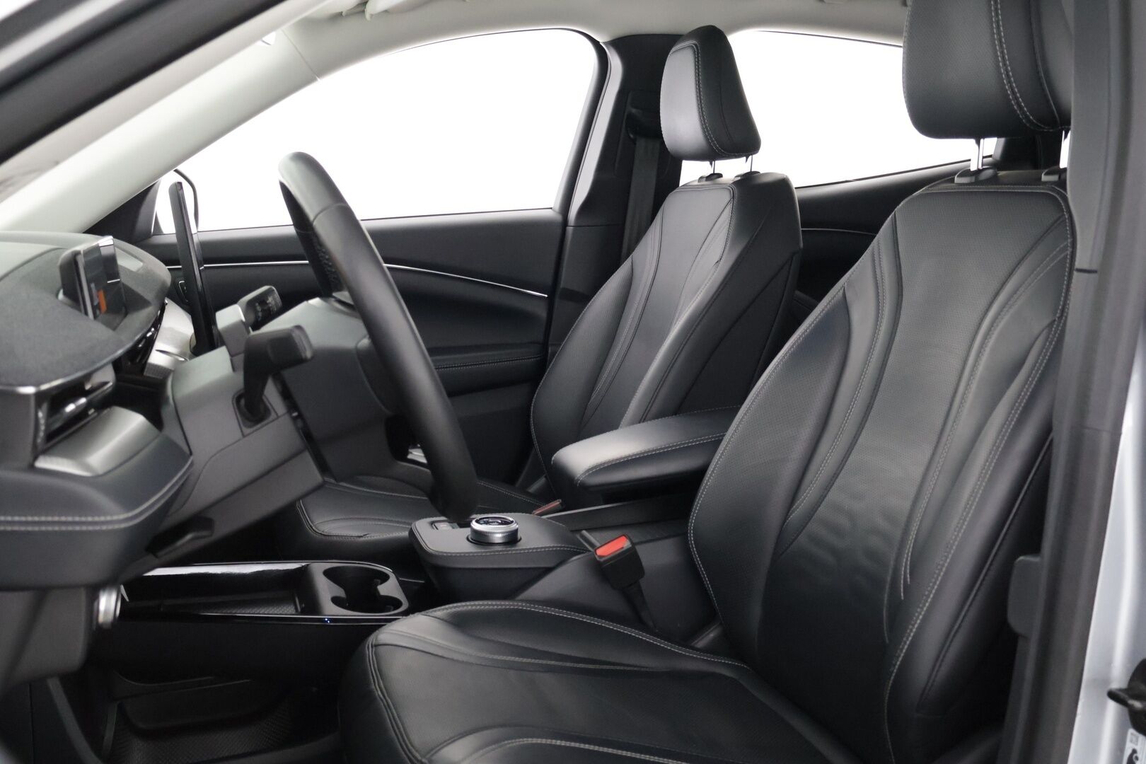 Ford Mustang Mach-E 2021 98kWh 285hv A1 RWD 5-ovinen * B&O / 360-kamera / Panorama / ACC / Keyless / Muistipenkki / Sähköluukku * - 2x Vanteet & Renkaat / Merkkihuollettu / SoH 93,6%