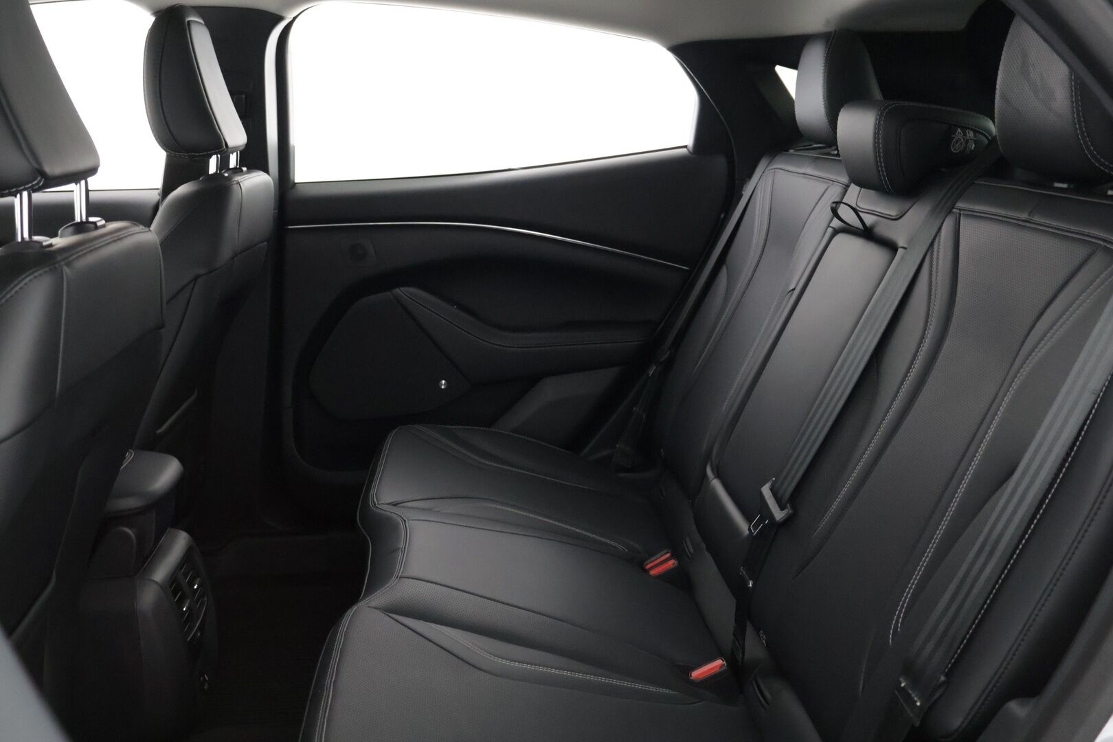 Ford Mustang Mach-E 2021 98kWh 285hv A1 RWD 5-ovinen * B&O / 360-kamera / Panorama / ACC / Keyless / Muistipenkki / Sähköluukku * - 2x Vanteet & Renkaat / Merkkihuollettu / SoH 93,6%