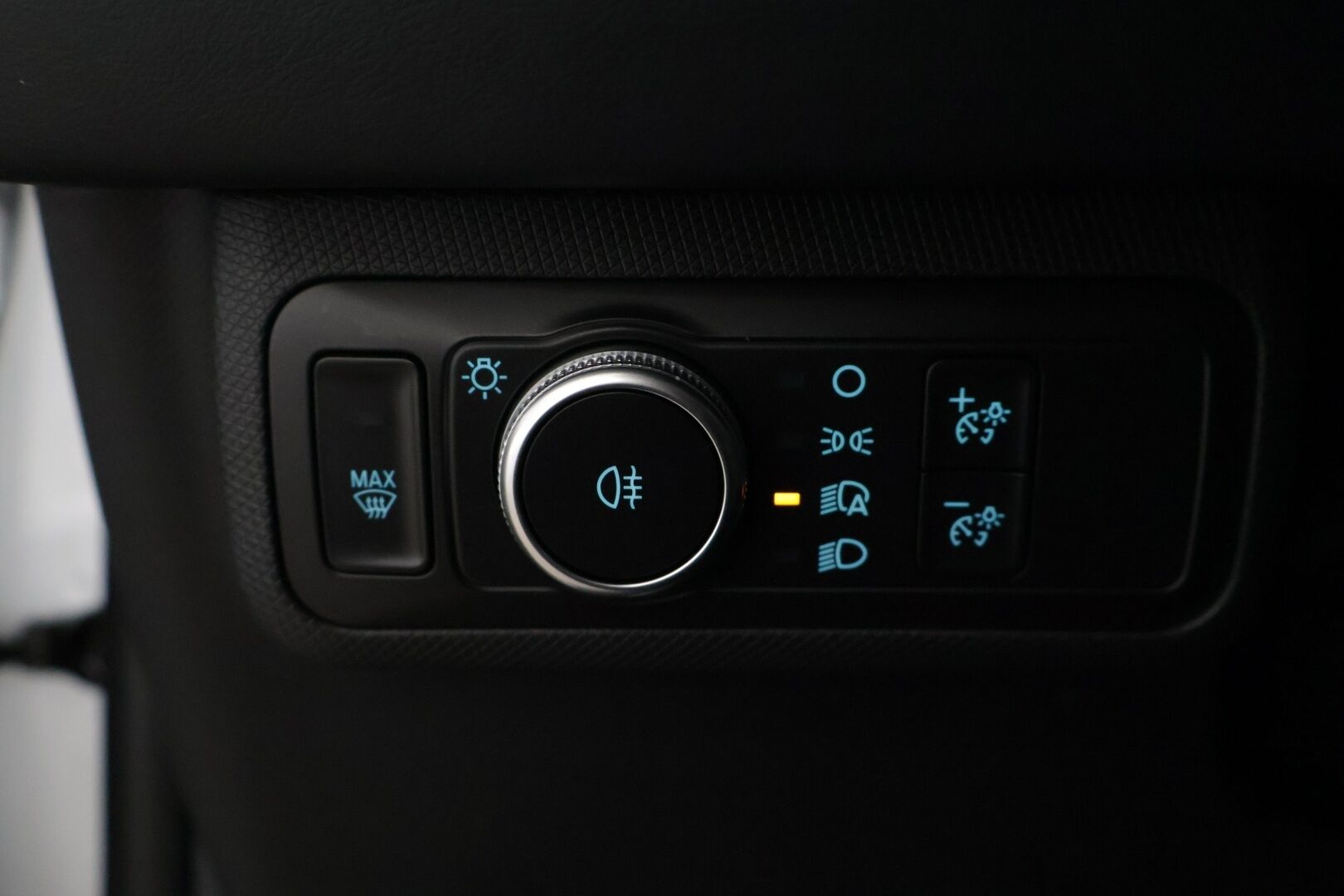 Ford Mustang Mach-E 2021 98kWh 285hv A1 RWD 5-ovinen * B&O / 360-kamera / Panorama / ACC / Keyless / Muistipenkki / Sähköluukku * - 2x Vanteet & Renkaat / Merkkihuollettu / SoH 93,6%