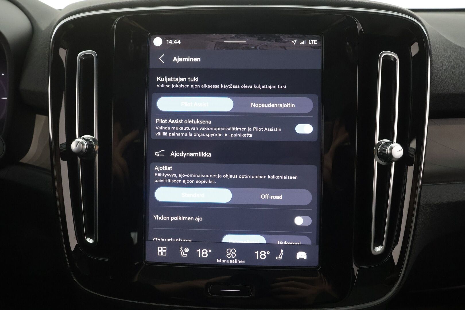 Volvo C40 2023 Recharge Twin Ultimate aut - | ACC | ILP | Koukku | Pixel-LED | Harman/Kardon | Lasikatto | Muistipenkki | Sporttipenkit | Pilot Assist | BLIS | Keyless | 2x renkaat aluin |