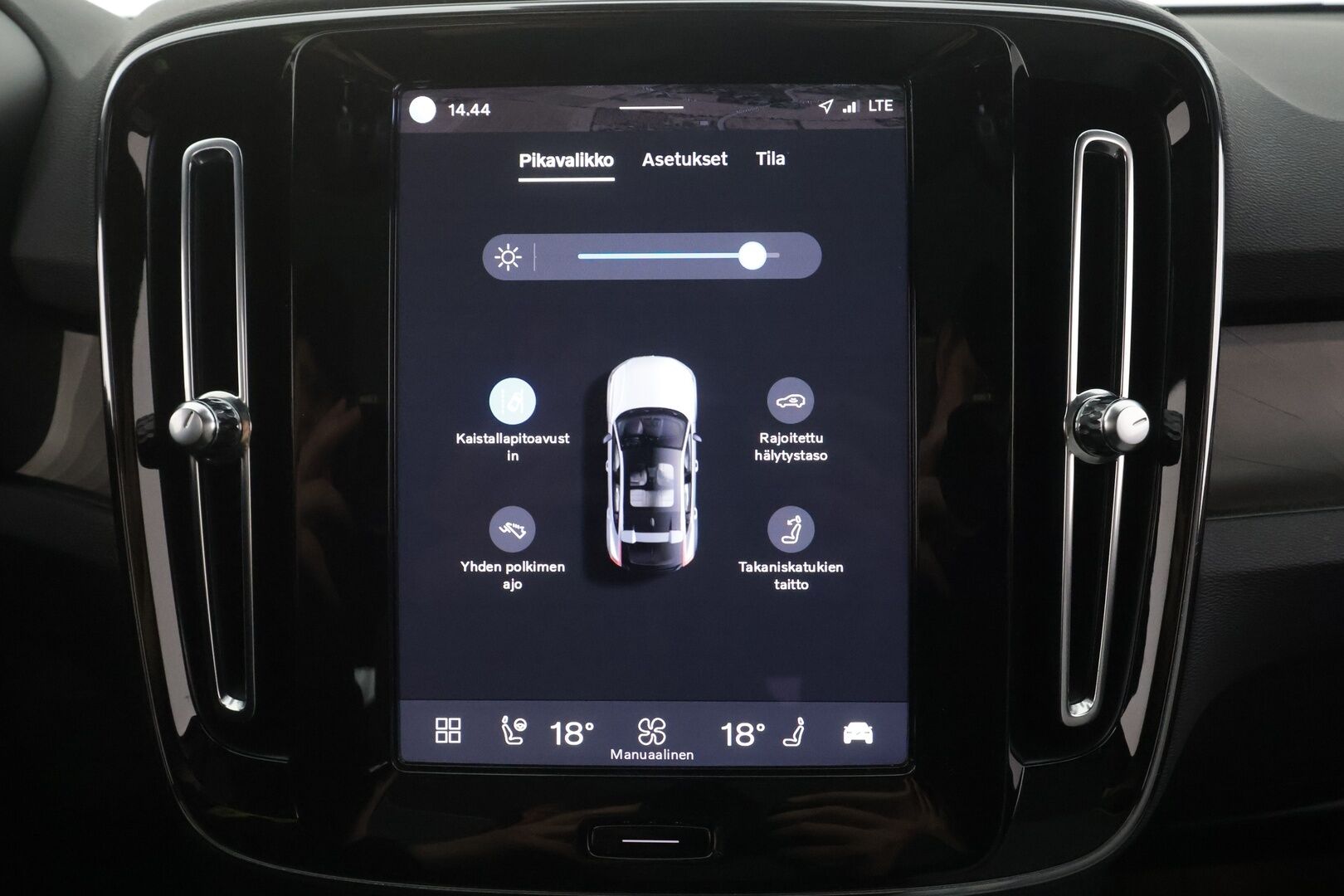 Volvo C40 2023 Recharge Twin Ultimate aut - | ACC | ILP | Koukku | Pixel-LED | Harman/Kardon | Lasikatto | Muistipenkki | Sporttipenkit | Pilot Assist | BLIS | Keyless | 2x renkaat aluin |