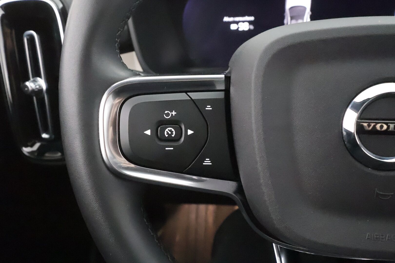 Volvo C40 2023 Recharge Twin Ultimate aut - | ACC | ILP | Koukku | Pixel-LED | Harman/Kardon | Lasikatto | Muistipenkki | Sporttipenkit | Pilot Assist | BLIS | Keyless | 2x renkaat aluin |