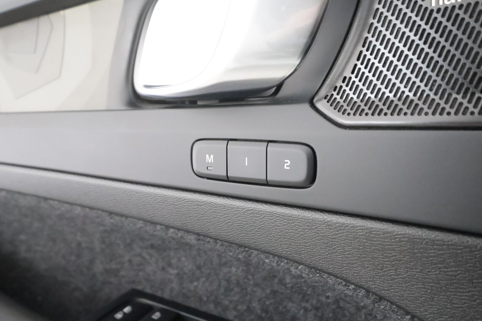Volvo C40 2023 Recharge Twin Ultimate aut - | ACC | ILP | Koukku | Pixel-LED | Harman/Kardon | Lasikatto | Muistipenkki | Sporttipenkit | Pilot Assist | BLIS | Keyless | 2x renkaat aluin |