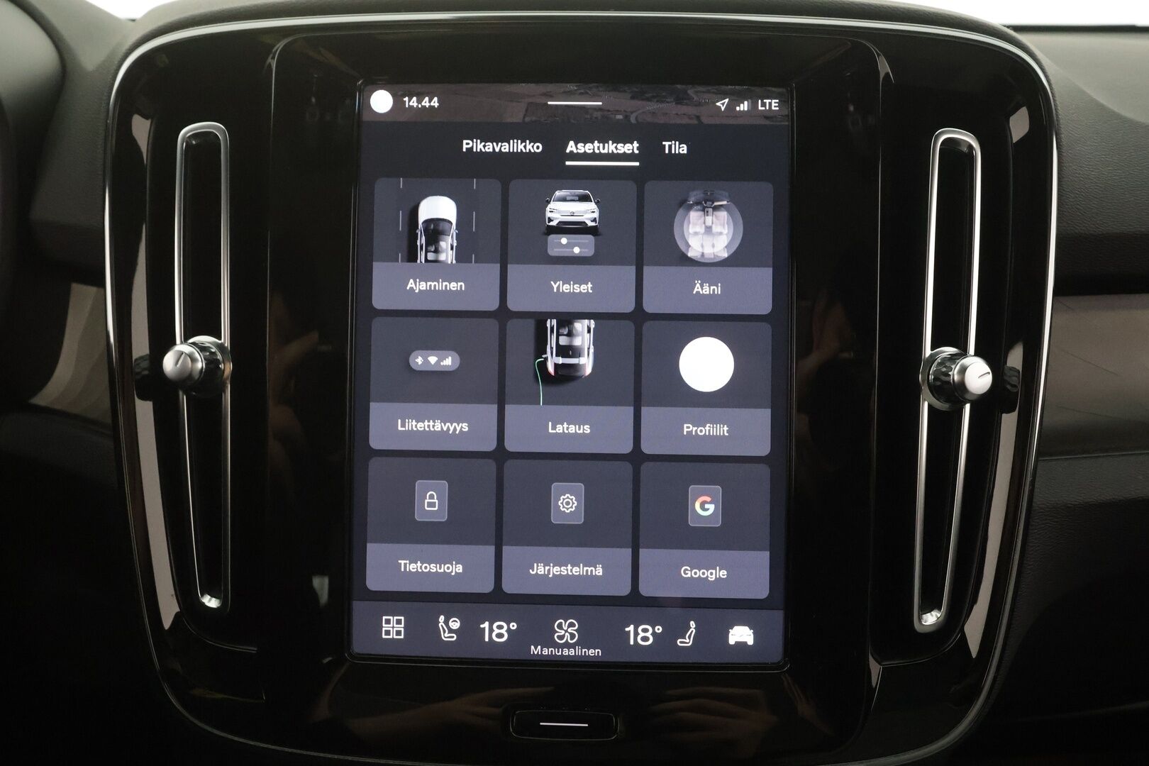 Volvo C40 2023 Recharge Twin Ultimate aut - | ACC | ILP | Koukku | Pixel-LED | Harman/Kardon | Lasikatto | Muistipenkki | Sporttipenkit | Pilot Assist | BLIS | Keyless | 2x renkaat aluin |