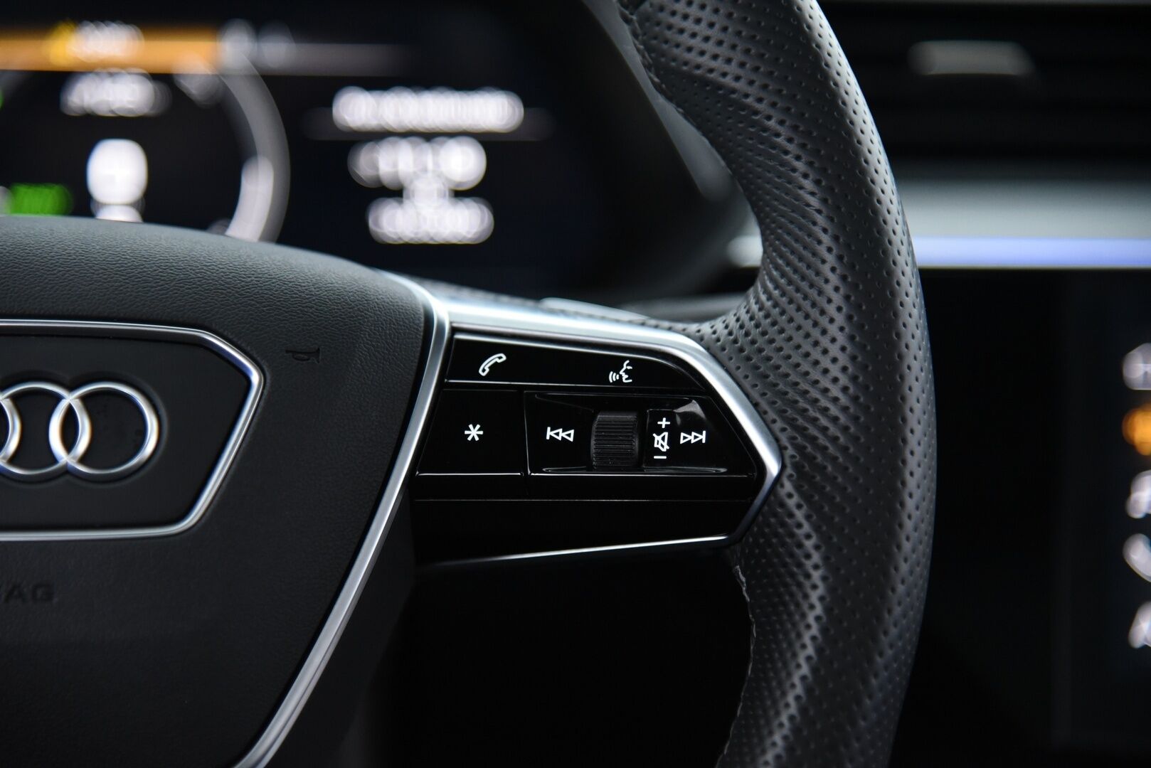 Audi e-tron 2021 Sportback 55 quattro S-line / Adapt.vakkari / B&O / Matrix / Panorama / Koukku / BLIS / - 3,99 % KORKOTARJOUS TÄHÄN AUTOON - Akku kuntotarkastettu / Merkkihuollot / Muistipenkki / Irroitettava koukku / Huippuvarusteltu! 