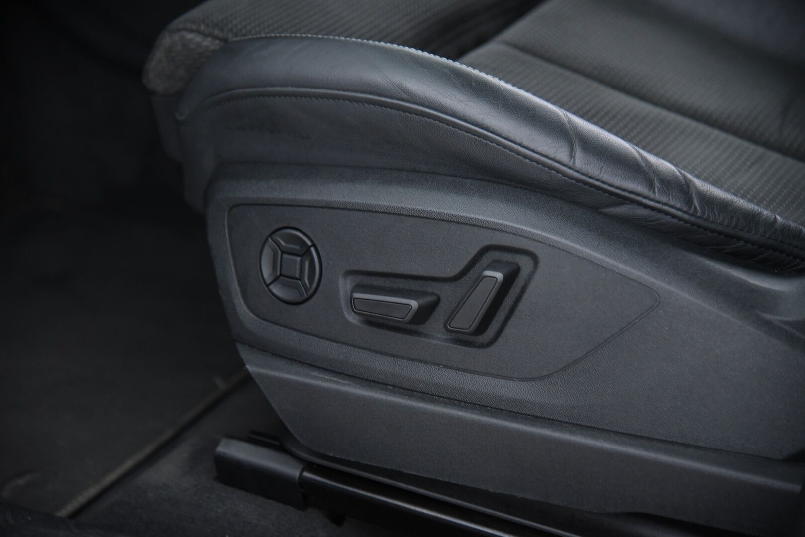 Audi e-tron 2021 Sportback 55 quattro S-line / Adapt.vakkari / B&O / Matrix / Panorama / Koukku / BLIS / - 3,99 % KORKOTARJOUS TÄHÄN AUTOON - Akku kuntotarkastettu / Merkkihuollot / Muistipenkki / Irroitettava koukku / Huippuvarusteltu! 