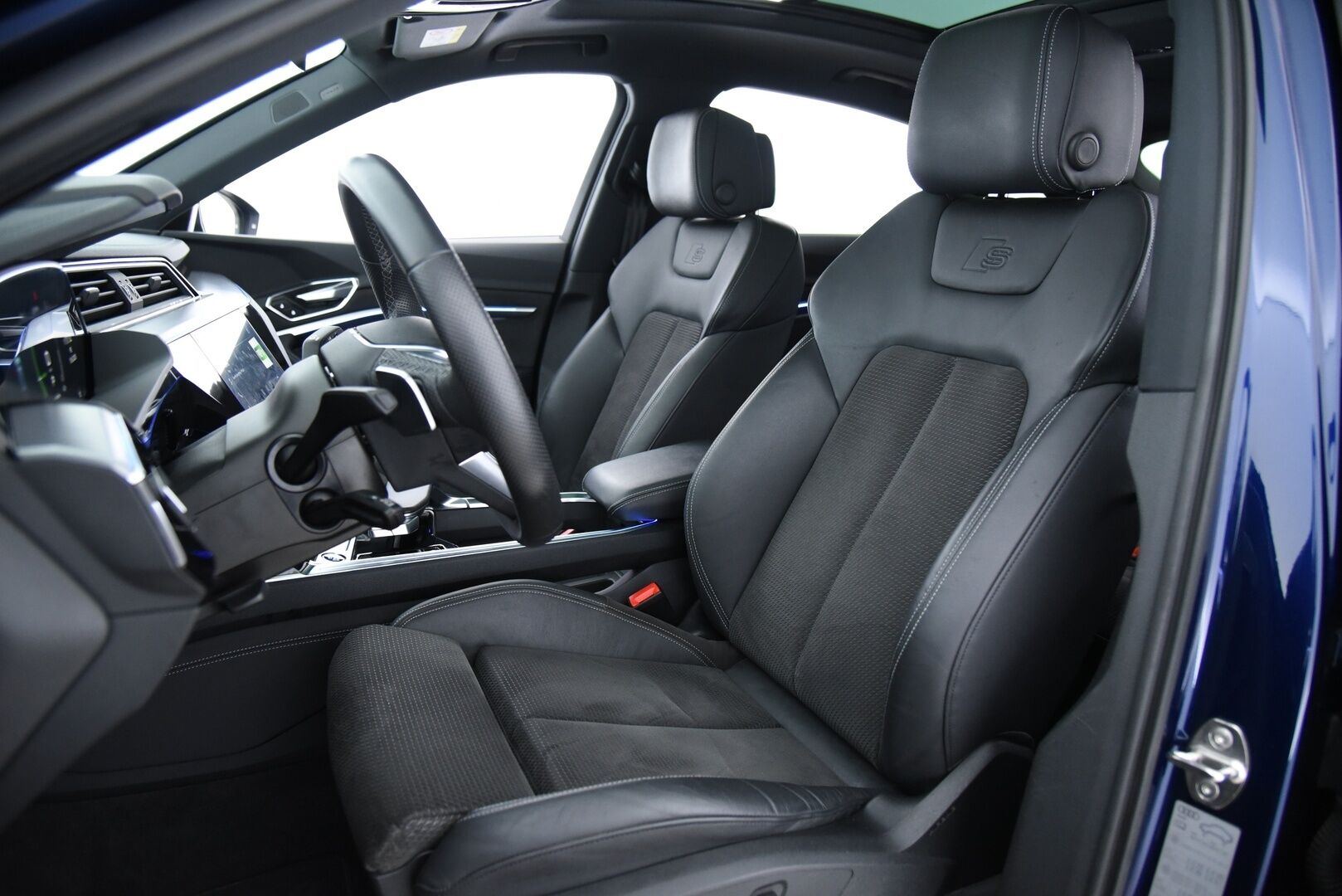 Audi e-tron 2021 Sportback 55 quattro S-line / Adapt.vakkari / B&O / Matrix / Panorama / Koukku / BLIS / - 3,99 % KORKOTARJOUS TÄHÄN AUTOON - Akku kuntotarkastettu / Merkkihuollot / Muistipenkki / Irroitettava koukku / Huippuvarusteltu! 