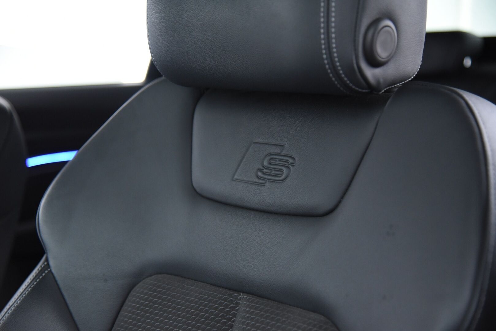 Audi e-tron 2021 Sportback 55 quattro S-line / Adapt.vakkari / B&O / Matrix / Panorama / Koukku / BLIS / - 3,99 % KORKOTARJOUS TÄHÄN AUTOON - Akku kuntotarkastettu / Merkkihuollot / Muistipenkki / Irroitettava koukku / Huippuvarusteltu! 