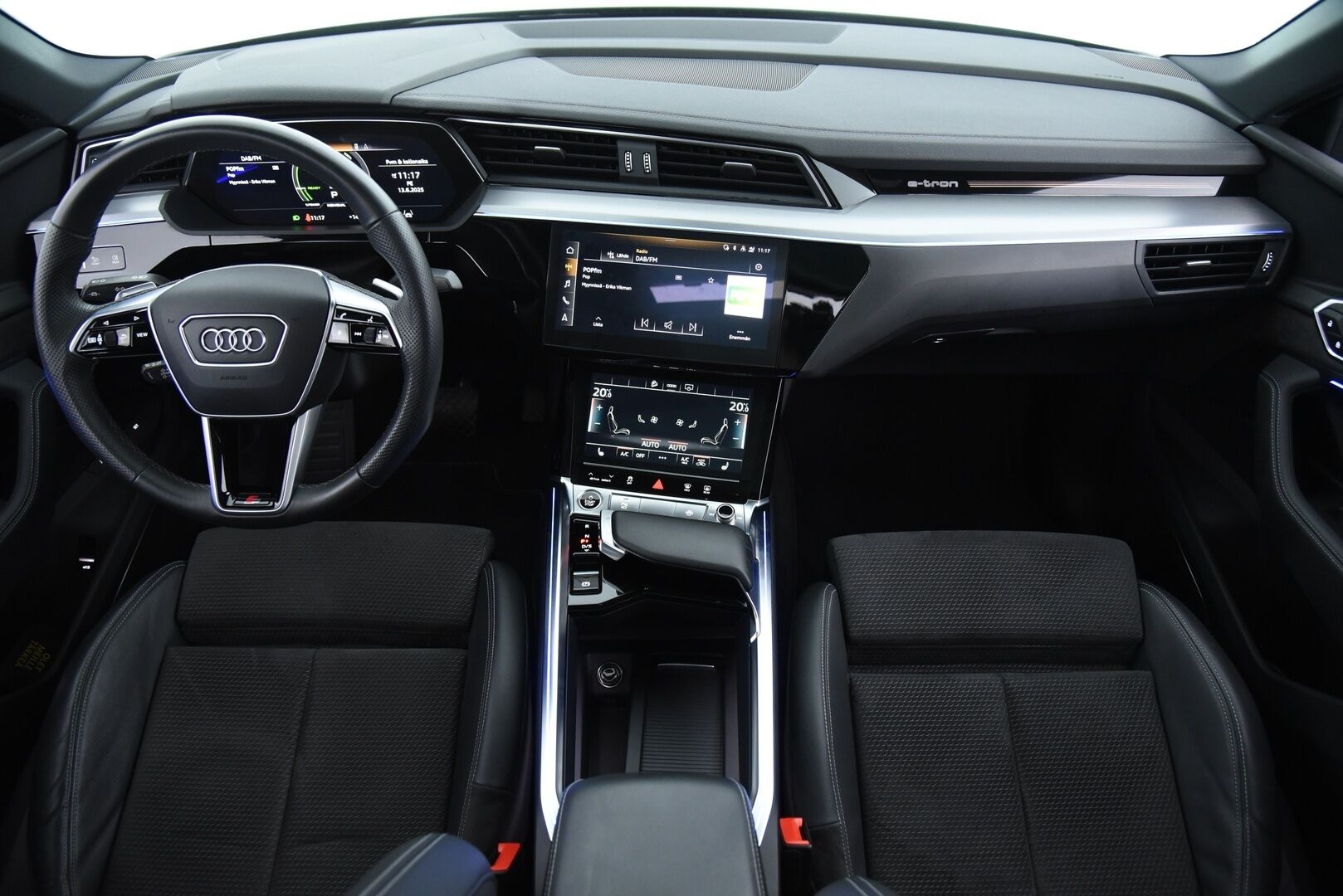 Audi e-tron 2021 Sportback 55 quattro S-line / Adapt.vakkari / B&O / Matrix / Panorama / Koukku / BLIS / - 3,99 % KORKOTARJOUS TÄHÄN AUTOON - Akku kuntotarkastettu / Merkkihuollot / Muistipenkki / Irroitettava koukku / Huippuvarusteltu! 