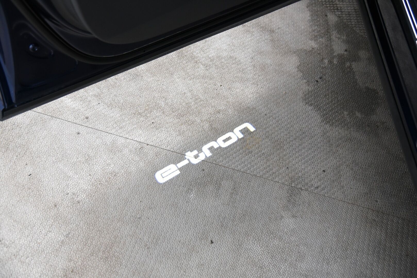 Audi e-tron 2021 Sportback 55 quattro S-line / Adapt.vakkari / B&O / Matrix / Panorama / Koukku / BLIS / - 3,99 % KORKOTARJOUS TÄHÄN AUTOON - Akku kuntotarkastettu / Merkkihuollot / Muistipenkki / Irroitettava koukku / Huippuvarusteltu! 