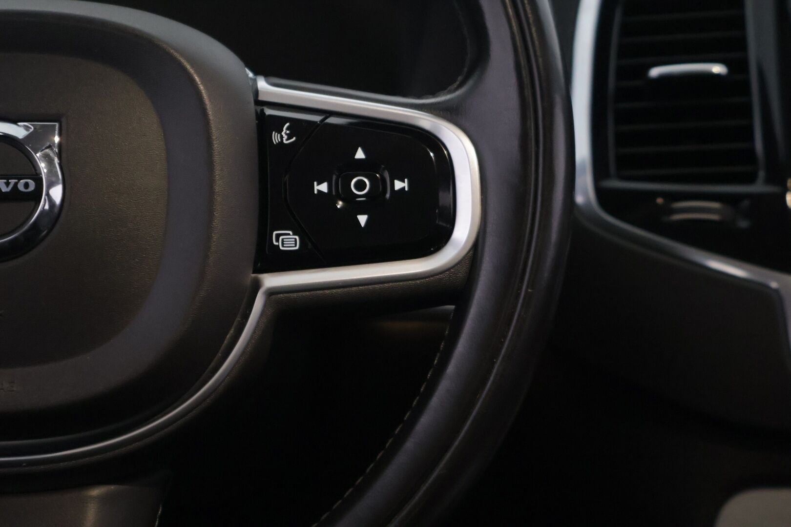 Volvo XC90 2019 D5 AWD Momentum aut - * 7P | Webasto | ACC | Full-LED | P.Kamera | Keyless | Taittuva koukku | Navi | 2x Alut *