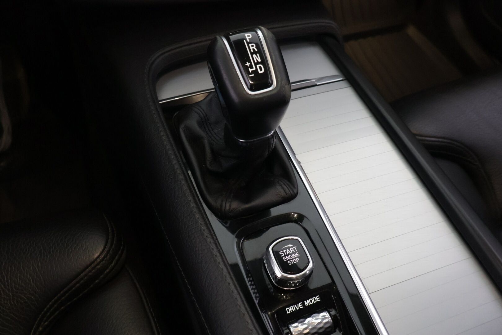 Volvo XC90 2019 D5 AWD Momentum aut - * 7P | Webasto | ACC | Full-LED | P.Kamera | Keyless | Taittuva koukku | Navi | 2x Alut *