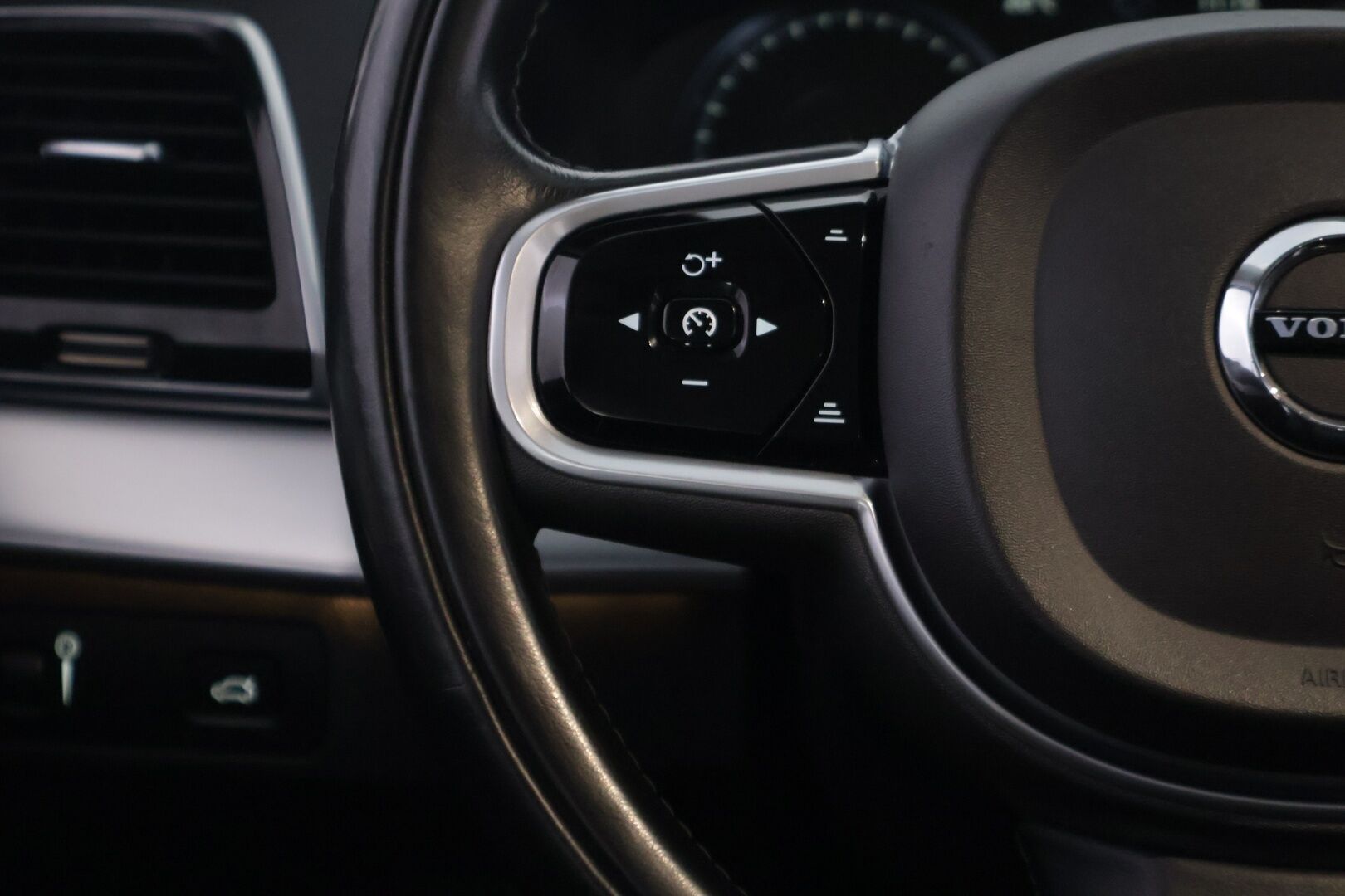 Volvo XC90 2019 D5 AWD Momentum aut - * 7P | Webasto | ACC | Full-LED | P.Kamera | Keyless | Taittuva koukku | Navi | 2x Alut *