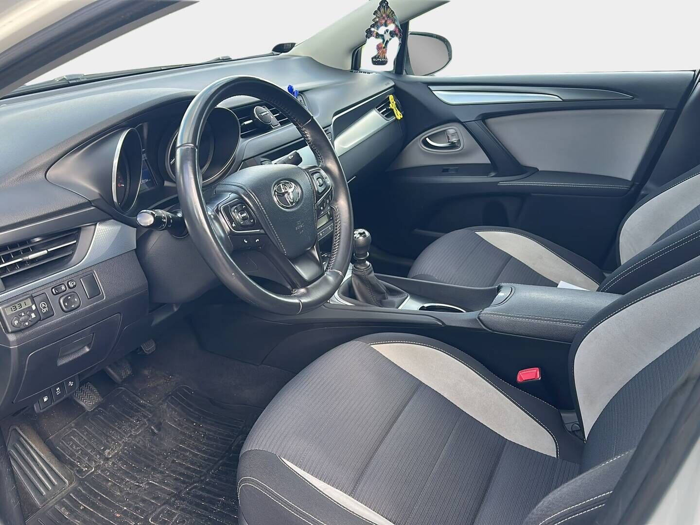 Toyota Avensis 2016 2,0 D-4D Active Sedan - | Vakkari! | Webasto! | Lohko! | Merkkihuollot! | Kamera! | Kaistavahti! |