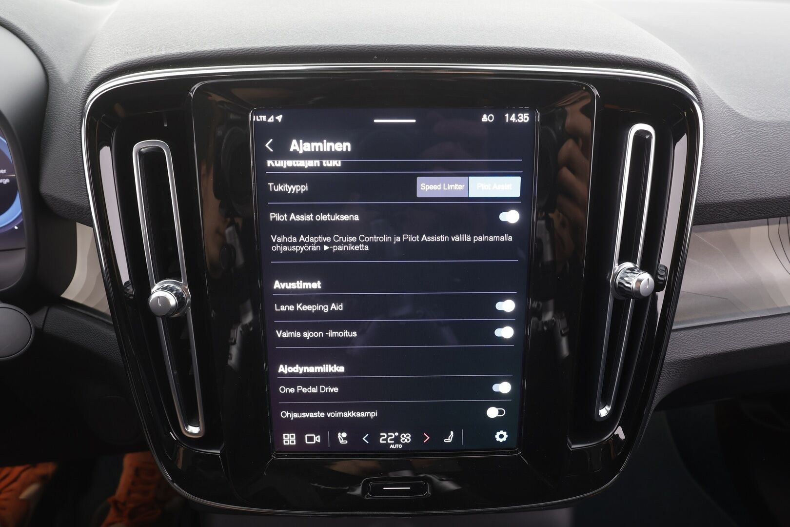 Volvo C40 2023 Recharge Twin Ultimate - | H&K | ILP | ACC | Lasikatto | LED | 360 | Sporttipenkki Muistilla | Kaistavahti | Navi | Keyless | Merkkihuollot |