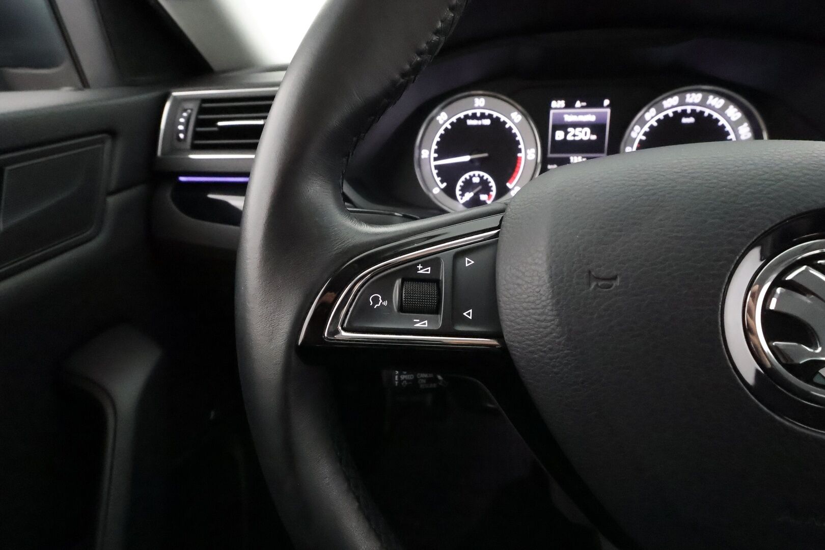 SKODA SUPERB 2017 2,0 TDI 190 L&K DSG - ACC | Webasto | Koukku | P.kamera | Muistipenkki | Keyless | Apple&Android