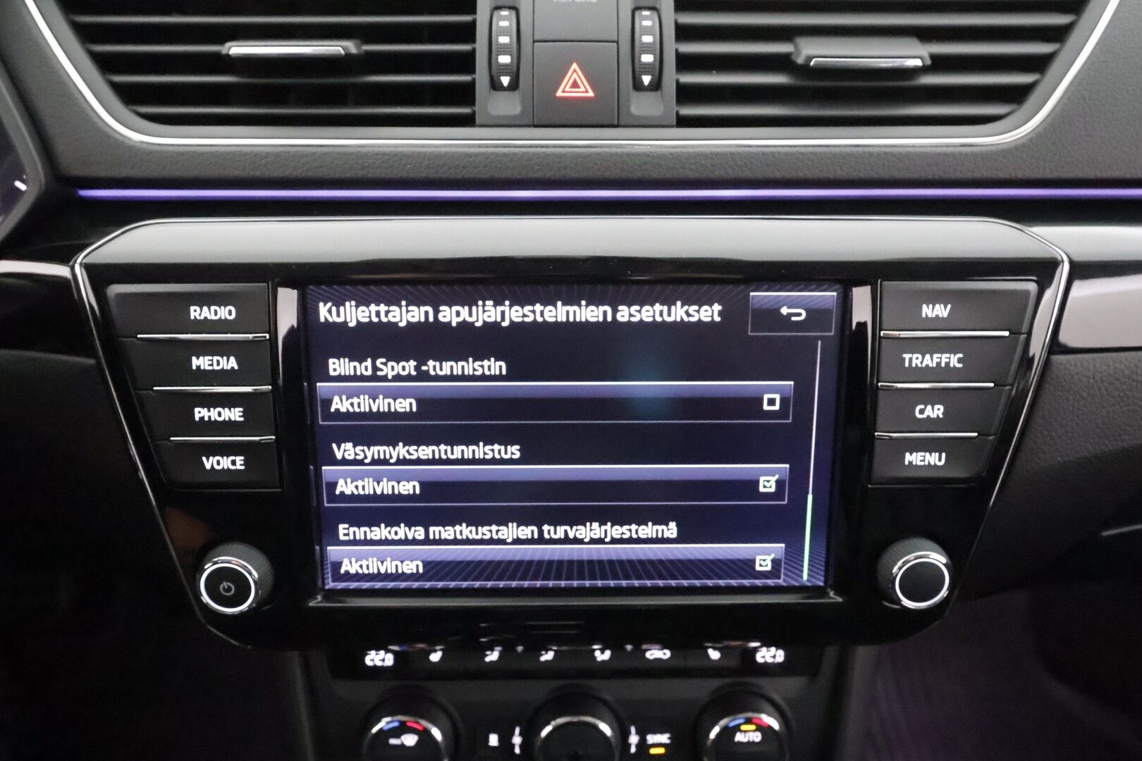 SKODA SUPERB 2017 2,0 TDI 190 L&K DSG - ACC | Webasto | Koukku | P.kamera | Muistipenkki | Keyless | Apple&Android