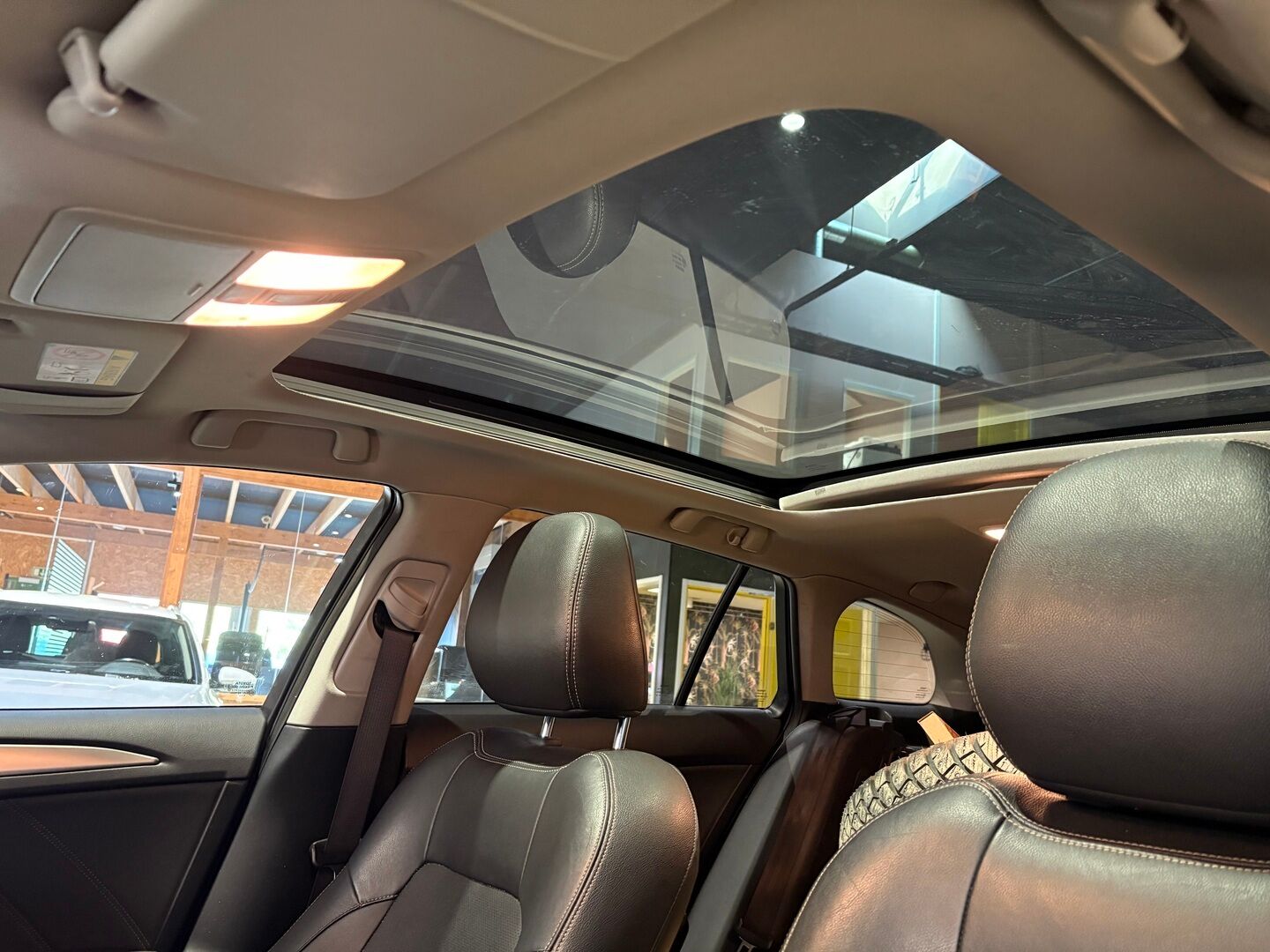 Toyota Avensis 2016 Touring Sports 1,8 Valvematic Premium Business Multidrive S - Webasto | Vetokoukku | Lasikatto | Peruutuskamera | Nahkasisusta | Muistipenkki | Sähköpenkit | Navi | Kaistavahti | SUPERVARUSTEET!