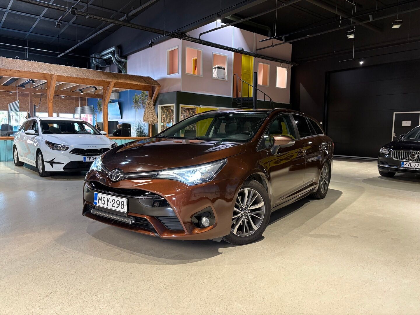 Toyota Avensis 2016 Touring Sports 1,8 Valvematic Premium Business Multidrive S - Webasto | Vetokoukku | Lasikatto | Peruutuskamera | Nahkasisusta | Muistipenkki | Sähköpenkit | Navi | Kaistavahti | SUPERVARUSTEET!