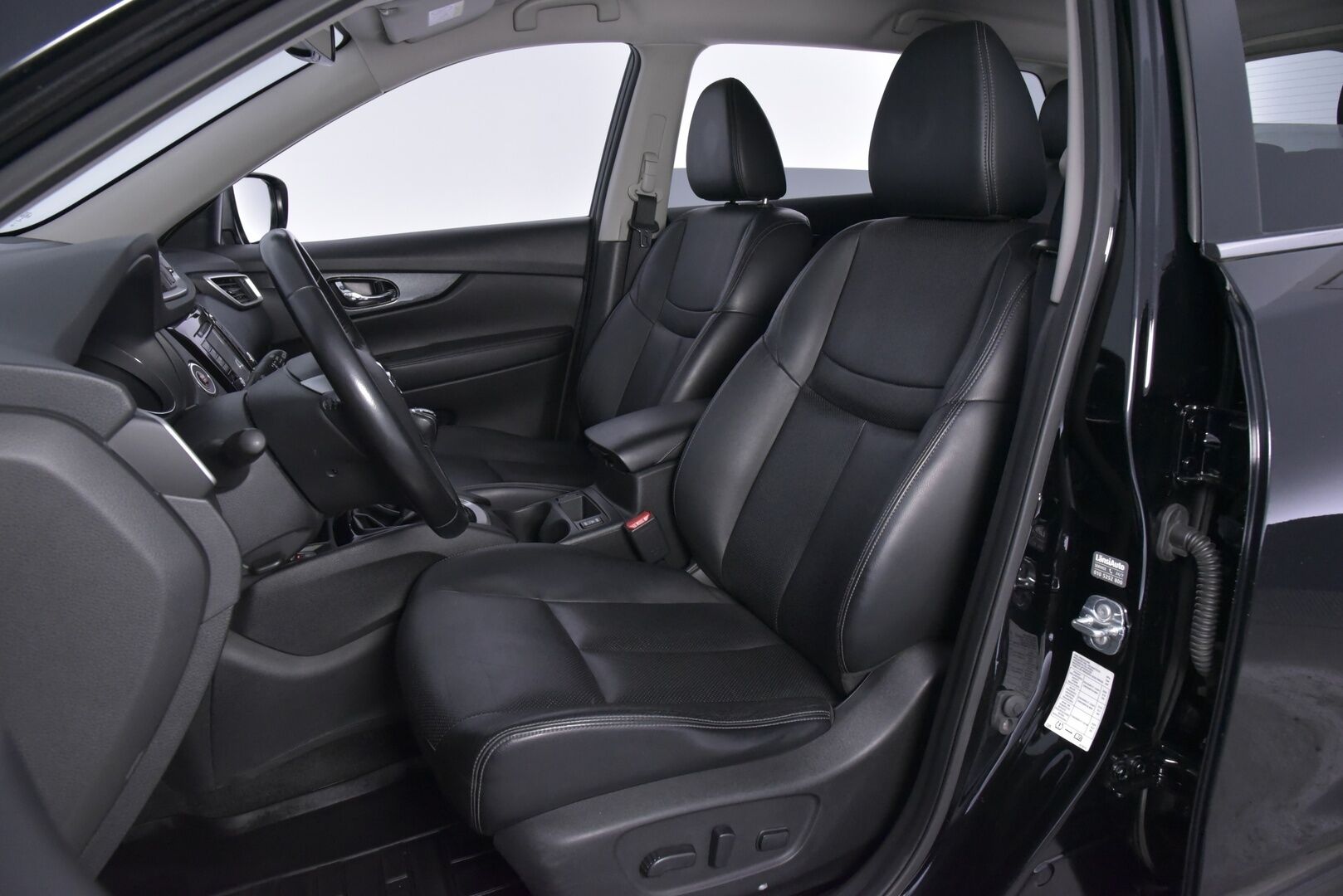 Nissan X-Trail 2016 DIG-T 163 Tekna 2WD 6 MT E6 - Nahkasisusta / 360-Kamera / BLIS / LED / Navi / HUIPPUVARUSTEET!