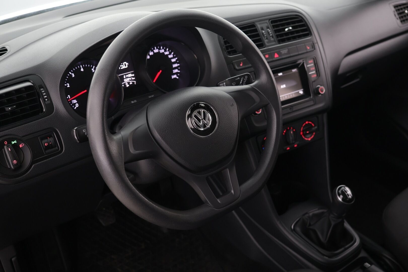 Volkswagen Polo 2016 Trendline 1,0 55 kW (75 hv) / Suomi-auto / Lohkolämmitin sisäpuhaltimella / Ilmastointi / Huoltokirja / 2x vanteet - Hyvin pidetty / Juuri katsastettu / Huippurenkaat!