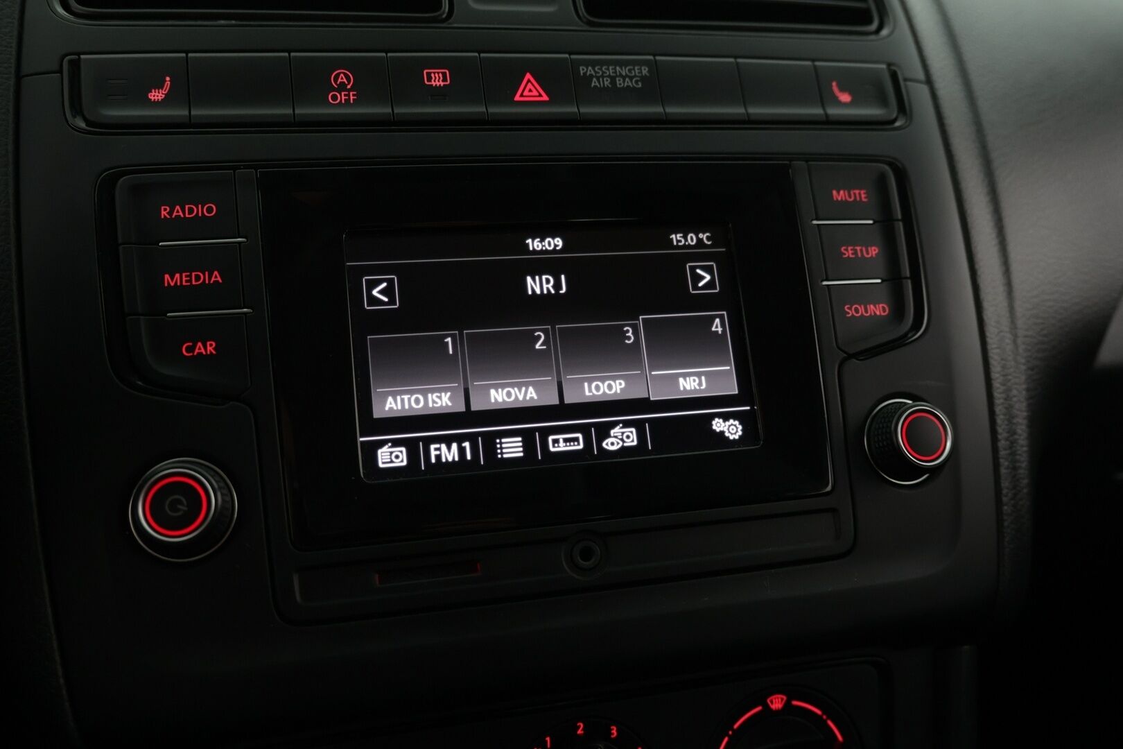 Volkswagen Polo 2016 Trendline 1,0 55 kW (75 hv) / Suomi-auto / Lohkolämmitin sisäpuhaltimella / Ilmastointi / Huoltokirja / 2x vanteet - Hyvin pidetty / Juuri katsastettu / Huippurenkaat!