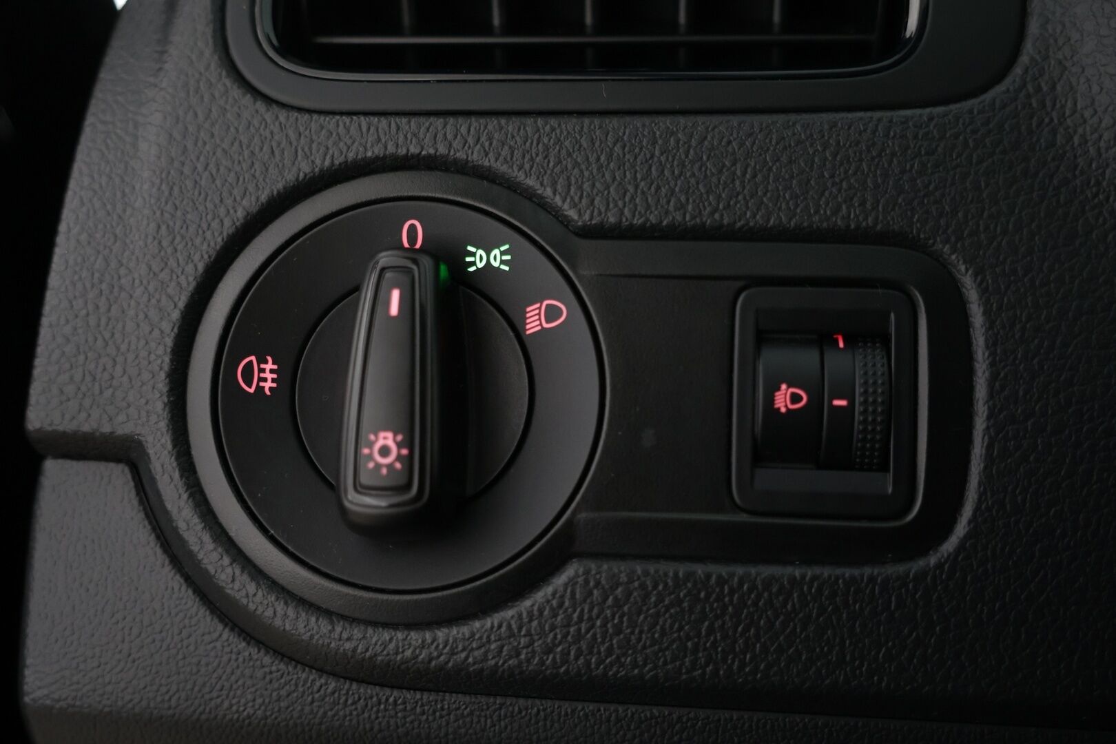 Volkswagen Polo 2016 Trendline 1,0 55 kW (75 hv) / Suomi-auto / Lohkolämmitin sisäpuhaltimella / Ilmastointi / Huoltokirja / 2x vanteet - Hyvin pidetty / Juuri katsastettu / Huippurenkaat!