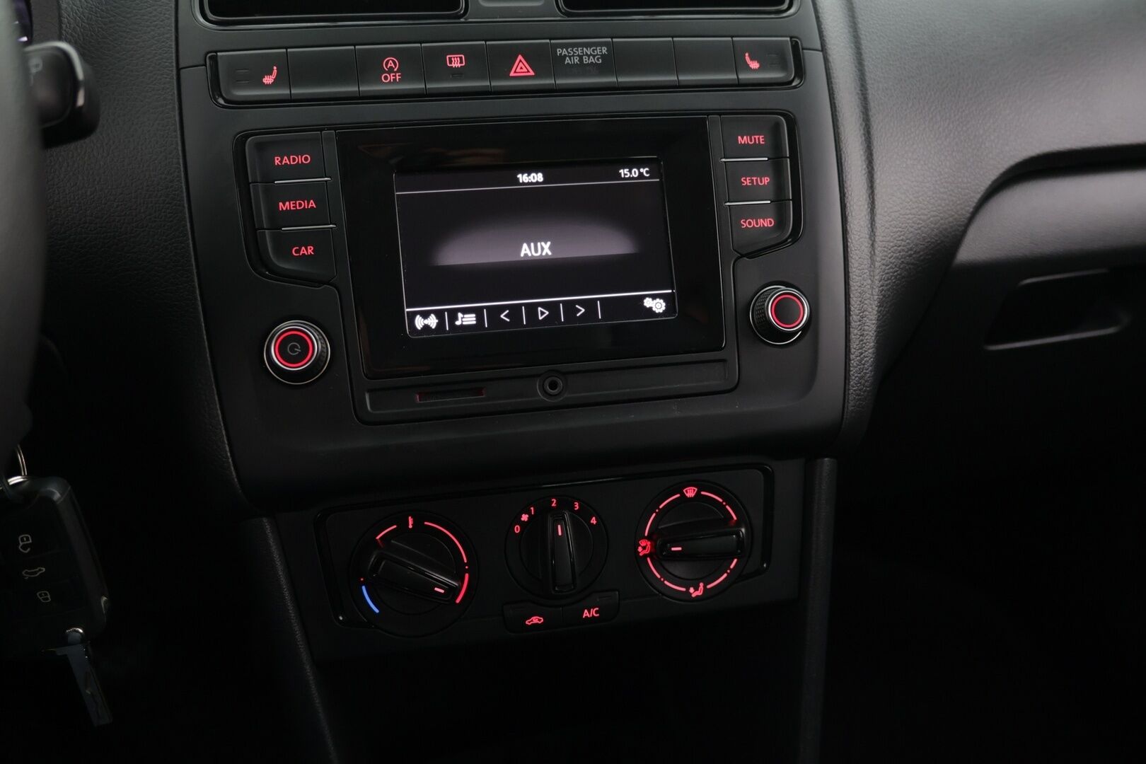 Volkswagen Polo 2016 Trendline 1,0 55 kW (75 hv) / Suomi-auto / Lohkolämmitin sisäpuhaltimella / Ilmastointi / Huoltokirja / 2x vanteet - Hyvin pidetty / Juuri katsastettu / Huippurenkaat!