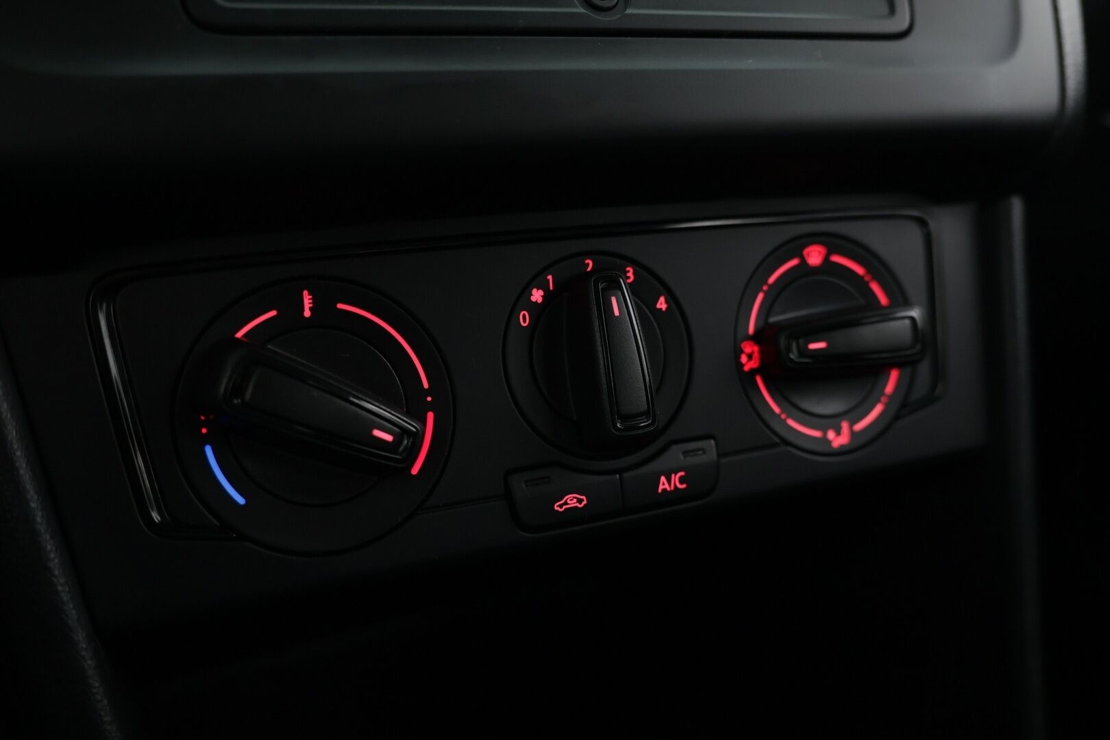 Volkswagen Polo 2016 Trendline 1,0 55 kW (75 hv) / Suomi-auto / Lohkolämmitin sisäpuhaltimella / Ilmastointi / Huoltokirja / 2x vanteet - Hyvin pidetty / Juuri katsastettu / Huippurenkaat!