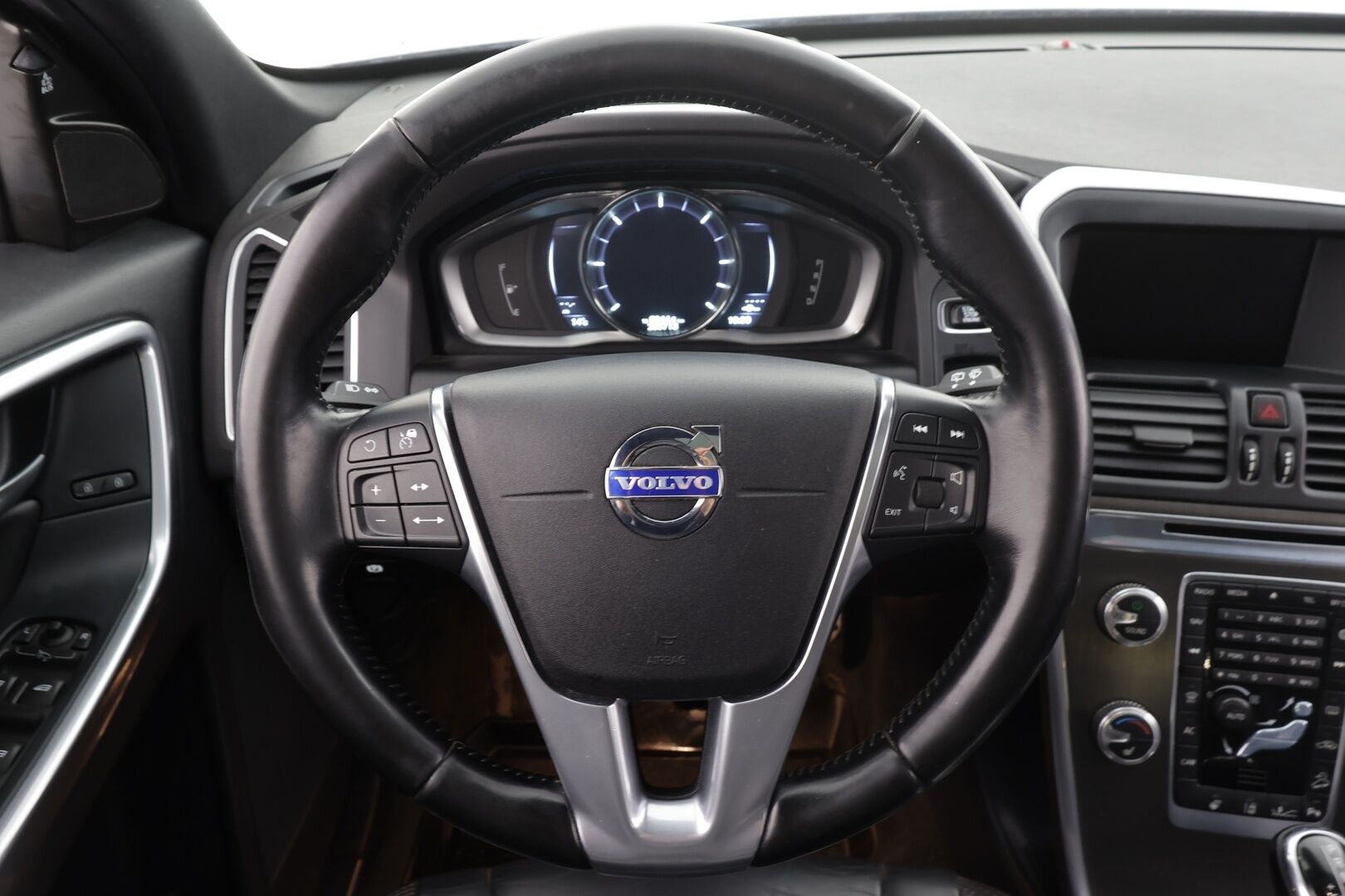 Volvo XC60 2015 D5 AWD Business Summum aut * ACC / P.kamera / Aktiiv.Xenon / Muistipenkki / Webasto / Panorama / Koukku / KeylessGo / Navi * - Kahdet renkaat aluvanteilla / Huippuvarusteet - HULLUT JOULUT KORKOTARJOUS 2,49% 