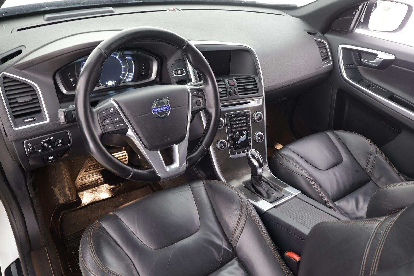 Volvo XC60 2015 D5 AWD Business Summum aut * ACC / P.kamera / Aktiiv.Xenon / Muistipenkki / Webasto / Panorama / Koukku / KeylessGo / Navi * - Kahdet renkaat aluvanteilla / Huippuvarusteet - HULLUT JOULUT KORKOTARJOUS 2,49% 