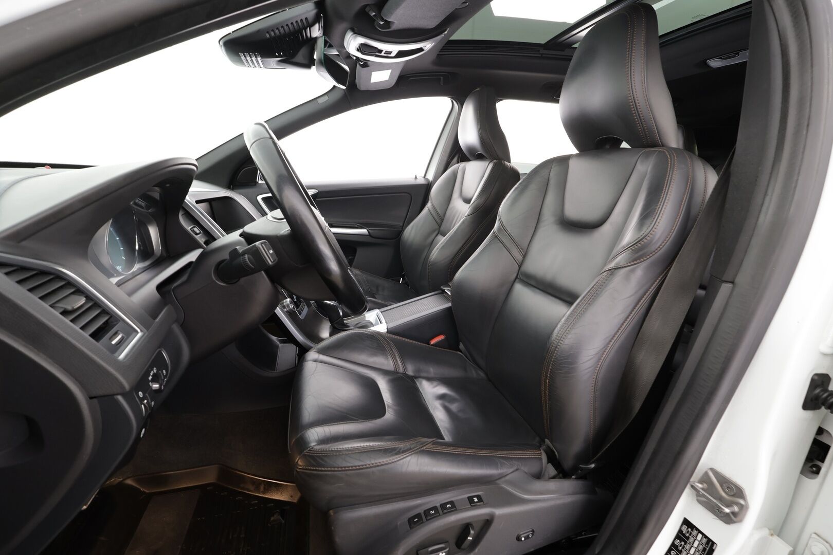 Volvo XC60 2015 D5 AWD Business Summum aut * ACC / P.kamera / Aktiiv.Xenon / Muistipenkki / Webasto / Panorama / Koukku / KeylessGo / Navi * - Kahdet renkaat aluvanteilla / Huippuvarusteet - HULLUT JOULUT KORKOTARJOUS 2,49% 