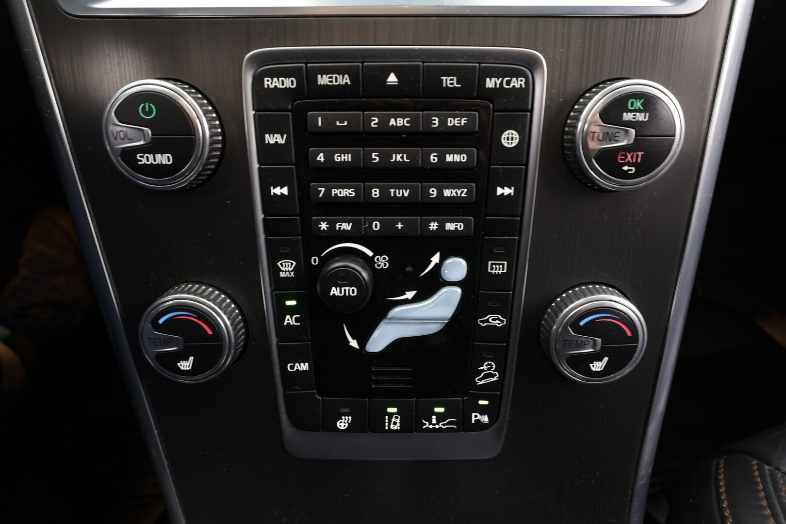 Volvo XC60 2015 D5 AWD Business Summum aut * ACC / P.kamera / Aktiiv.Xenon / Muistipenkki / Webasto / Panorama / Koukku / KeylessGo / Navi * - Kahdet renkaat aluvanteilla / Huippuvarusteet - HULLUT JOULUT KORKOTARJOUS 2,49% 