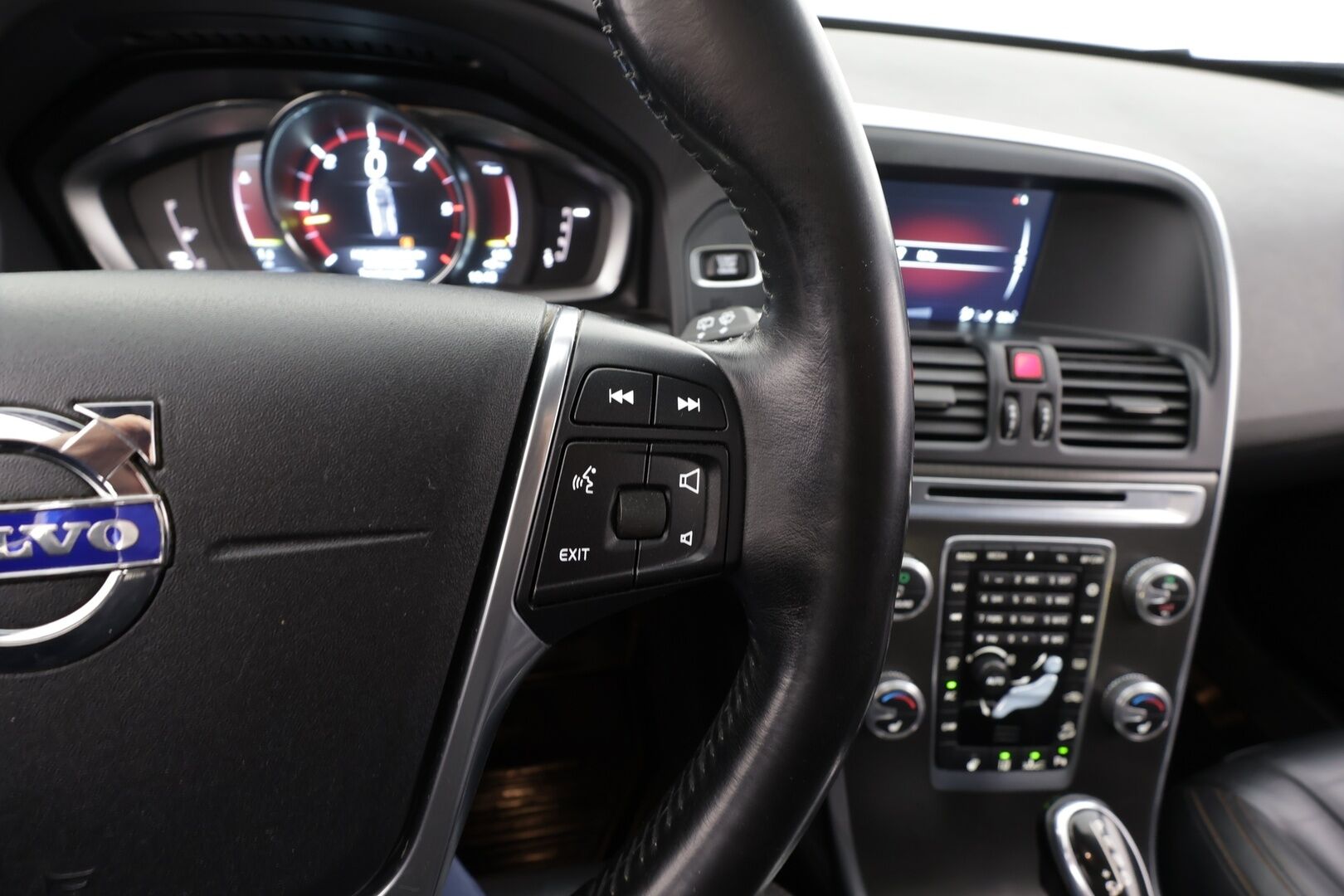 Volvo XC60 2015 D5 AWD Business Summum aut * ACC / P.kamera / Aktiiv.Xenon / Muistipenkki / Webasto / Panorama / Koukku / KeylessGo / Navi * - Kahdet renkaat aluvanteilla / Huippuvarusteet - HULLUT JOULUT KORKOTARJOUS 2,49% 