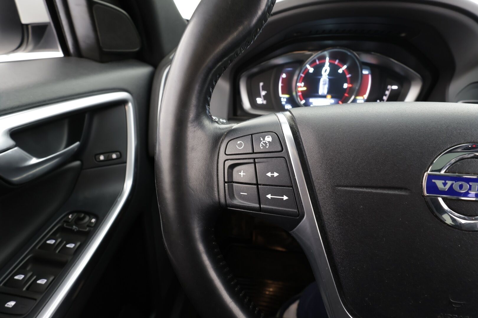 Volvo XC60 2015 D5 AWD Business Summum aut * ACC / P.kamera / Aktiiv.Xenon / Muistipenkki / Webasto / Panorama / Koukku / KeylessGo / Navi * - Kahdet renkaat aluvanteilla / Huippuvarusteet - HULLUT JOULUT KORKOTARJOUS 2,49% 