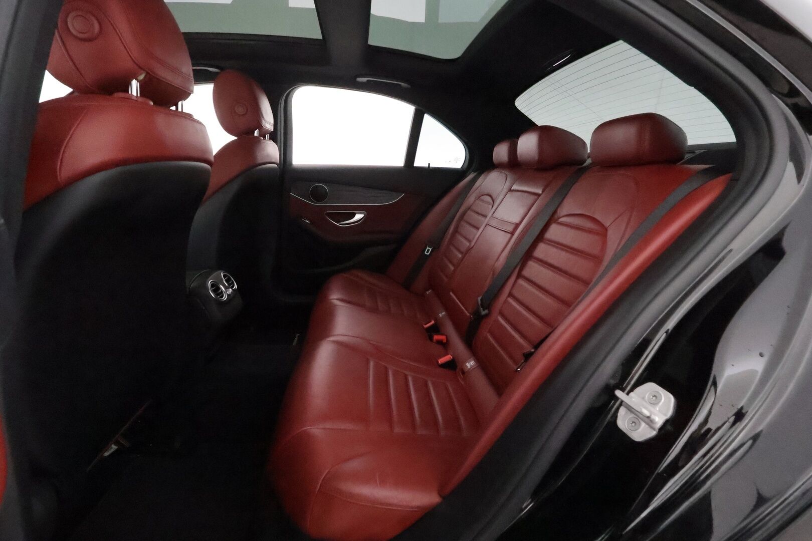 Mercedes-Benz C 2016 200 A AMG Premium Edition **Panorama / Punaiset sporttinahat / ILS LED / Vakkari / Navi / Lohkolämmitin** - Suomi-auto