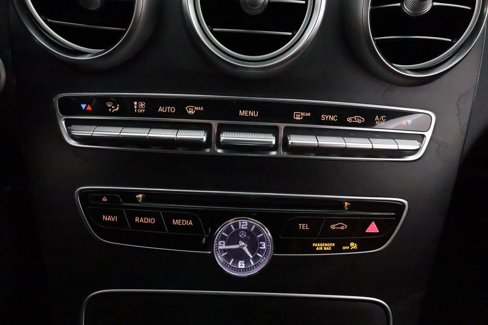Mercedes-Benz C 2016 200 A AMG Premium Edition **Panorama / Punaiset sporttinahat / ILS LED / Vakkari / Navi / Lohkolämmitin** - Suomi-auto