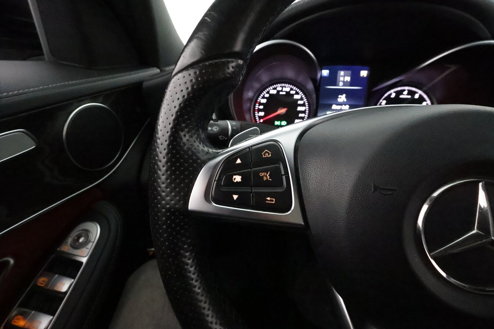 Mercedes-Benz C 2016 200 A AMG Premium Edition **Panorama / Punaiset sporttinahat / ILS LED / Vakkari / Navi / Lohkolämmitin** - Suomi-auto