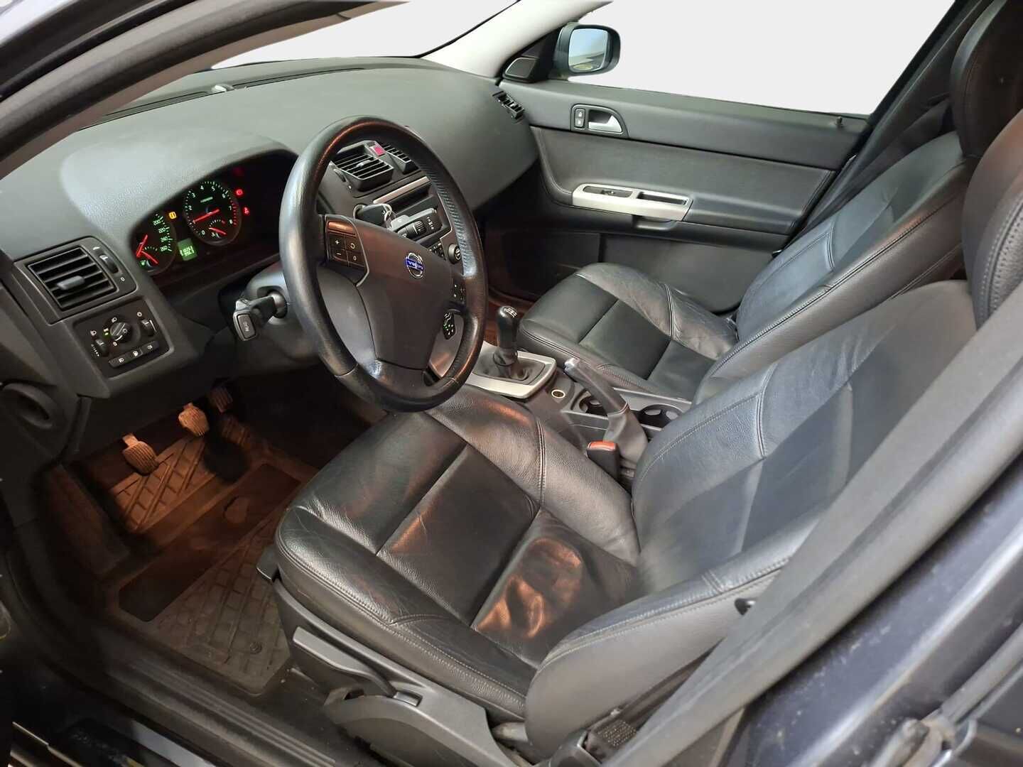 Volvo S40 2007 2,0 (145 hv) Momentum man*TÄMÄ AUTO MYYDÄÄN YRITISOUTLETISSA VAIN YRITYKSILLE* * Nahat / Lohko + Sisä / Vakkari * - YritysOutlet - Myydään vain yrityksille *Todella siisti yksilö kaikki toimii kuin kuuluu!*