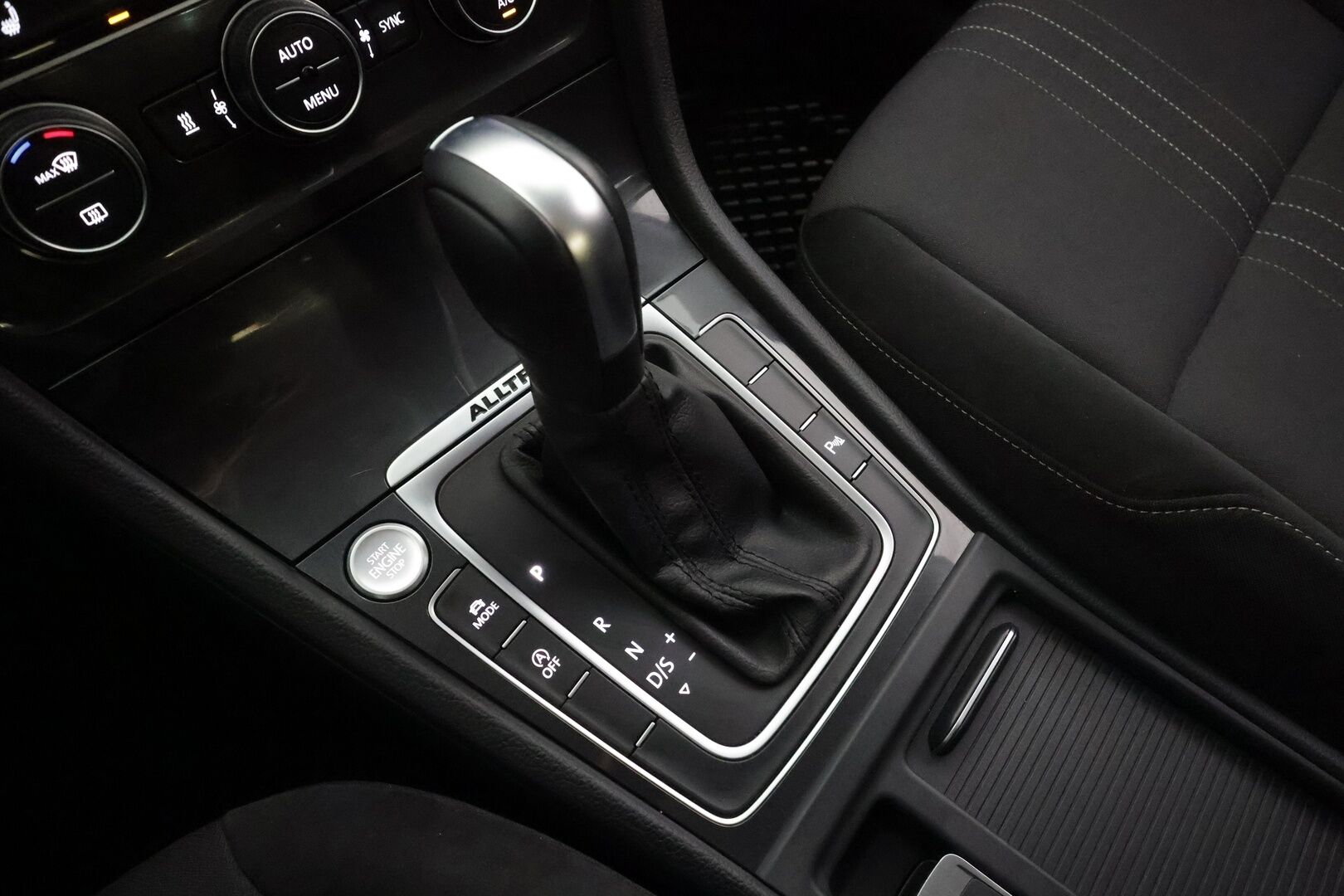 Volkswagen Golf 2020 Variant Alltrack 2,0 TDI SCR 135 kW 4MOTION DSG * Webasto /  ACC / Adapt.LED / P.Kamera / Navi / Kaistavahti * - 1-om Suomi-auto / Kahdet renkaat aluvanteilla / Merkkihuollot