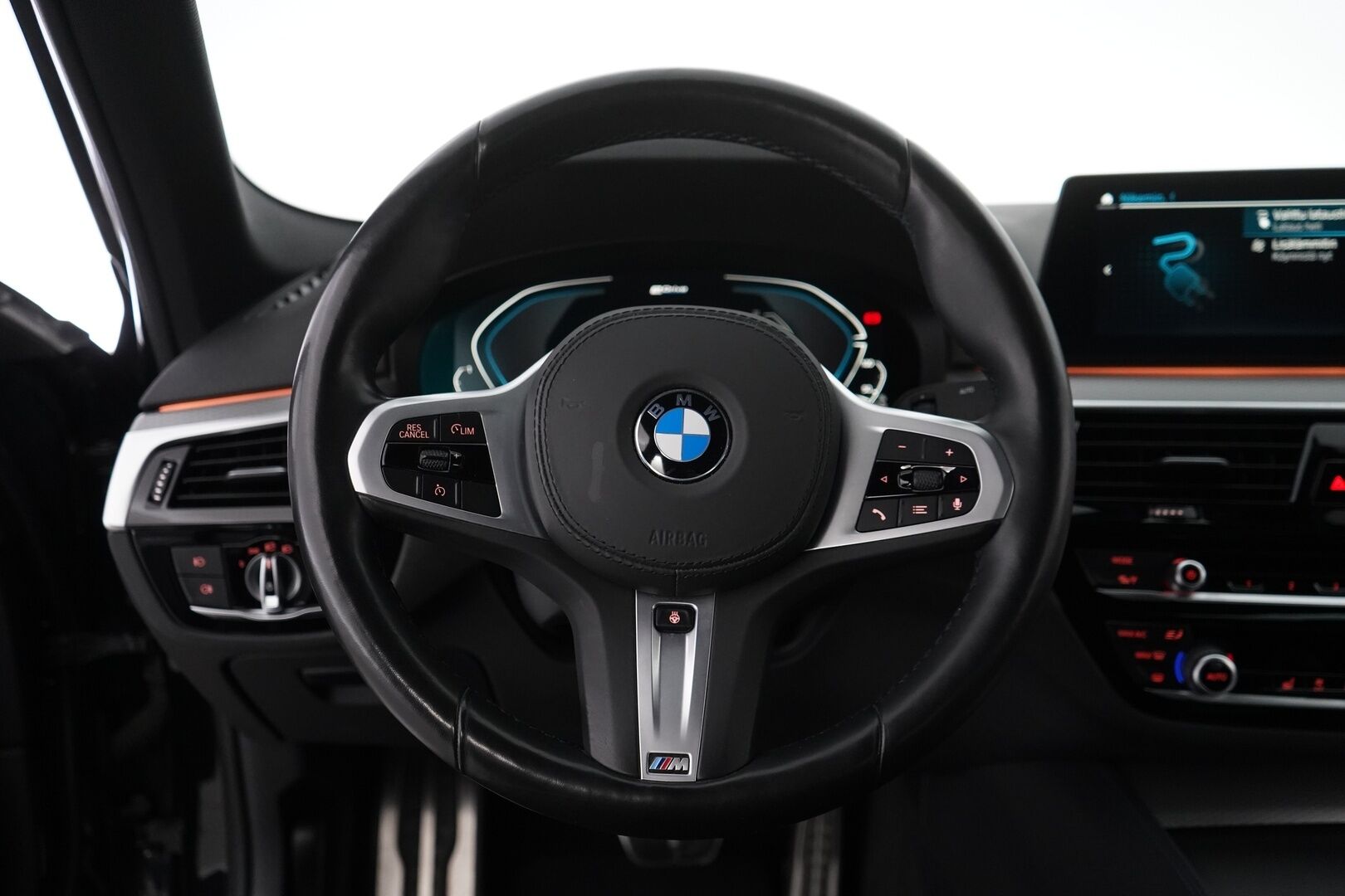 BMW 530 2020 G30 Sedan 530e xDrive A Charged Edition M Sport *Suomi-auto / Vakkari / P-kamera / Navi / Digimittaristo / Ratinlämmitin* - 3,99 % KORKOTARJOUS TÄHÄN AUTOON - Kahdet renkaat alumiinivanteilla! / Suomi-auto / M-Sport