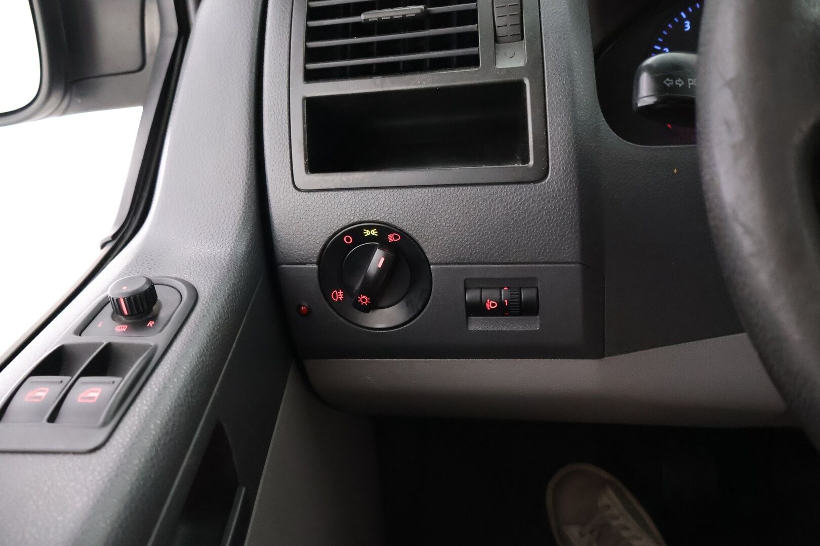 Volkswagen Transporter 2007 umpipakettiauto bensa/kaasu 85kW - Vetokoukku / Lohko & Sisäpistoke /  2x Renkaat / Jakopää hiljattain tehty / Juuri tullut Tampereelle!
